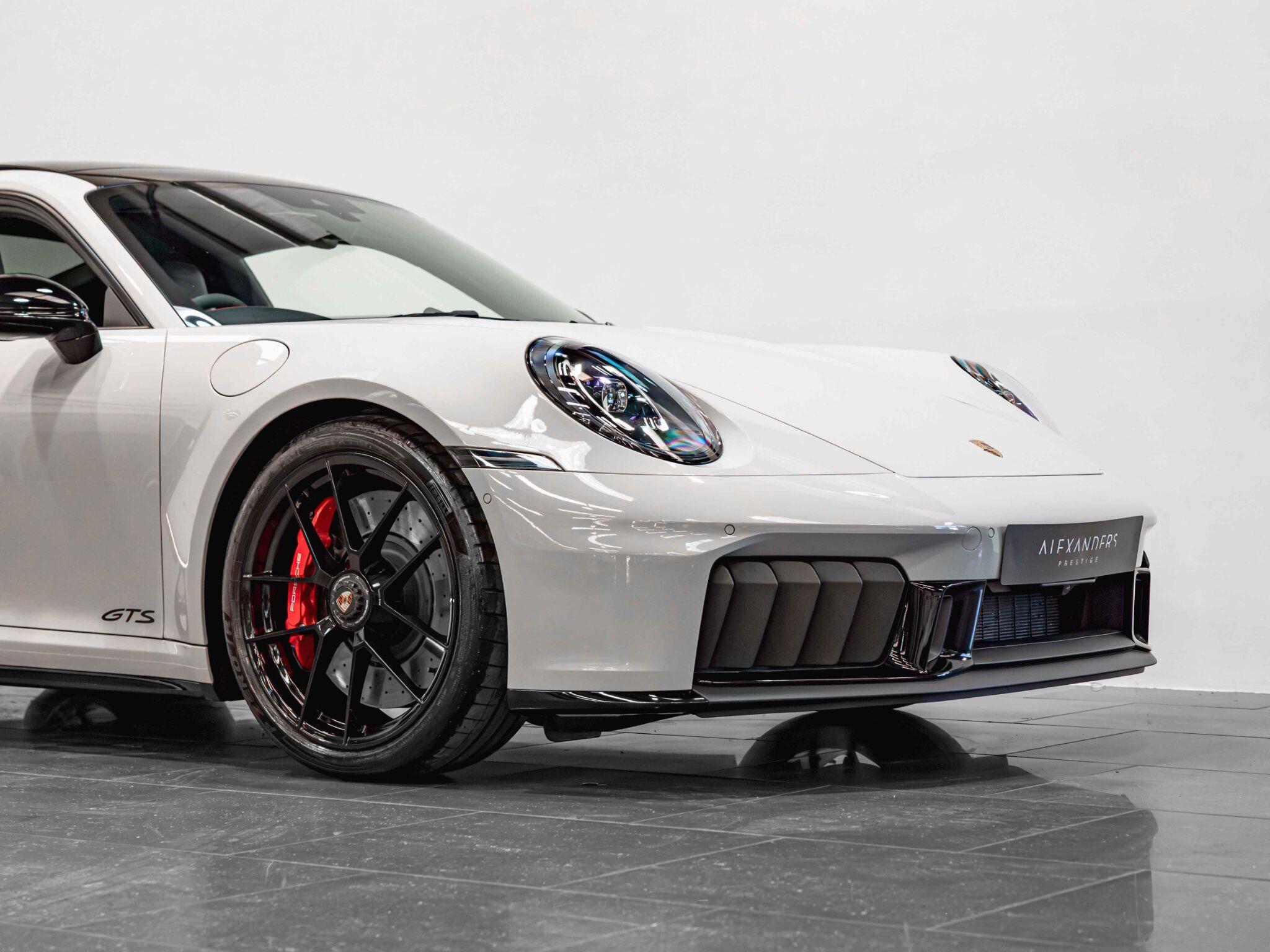 Porsche 911 view 12