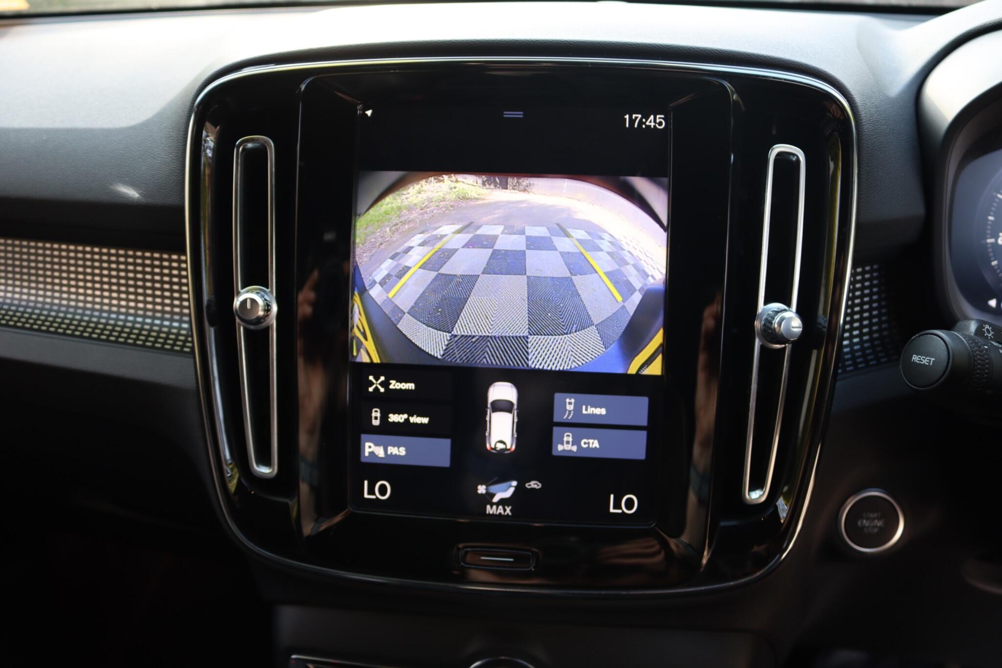 Volvo XC40 view 23