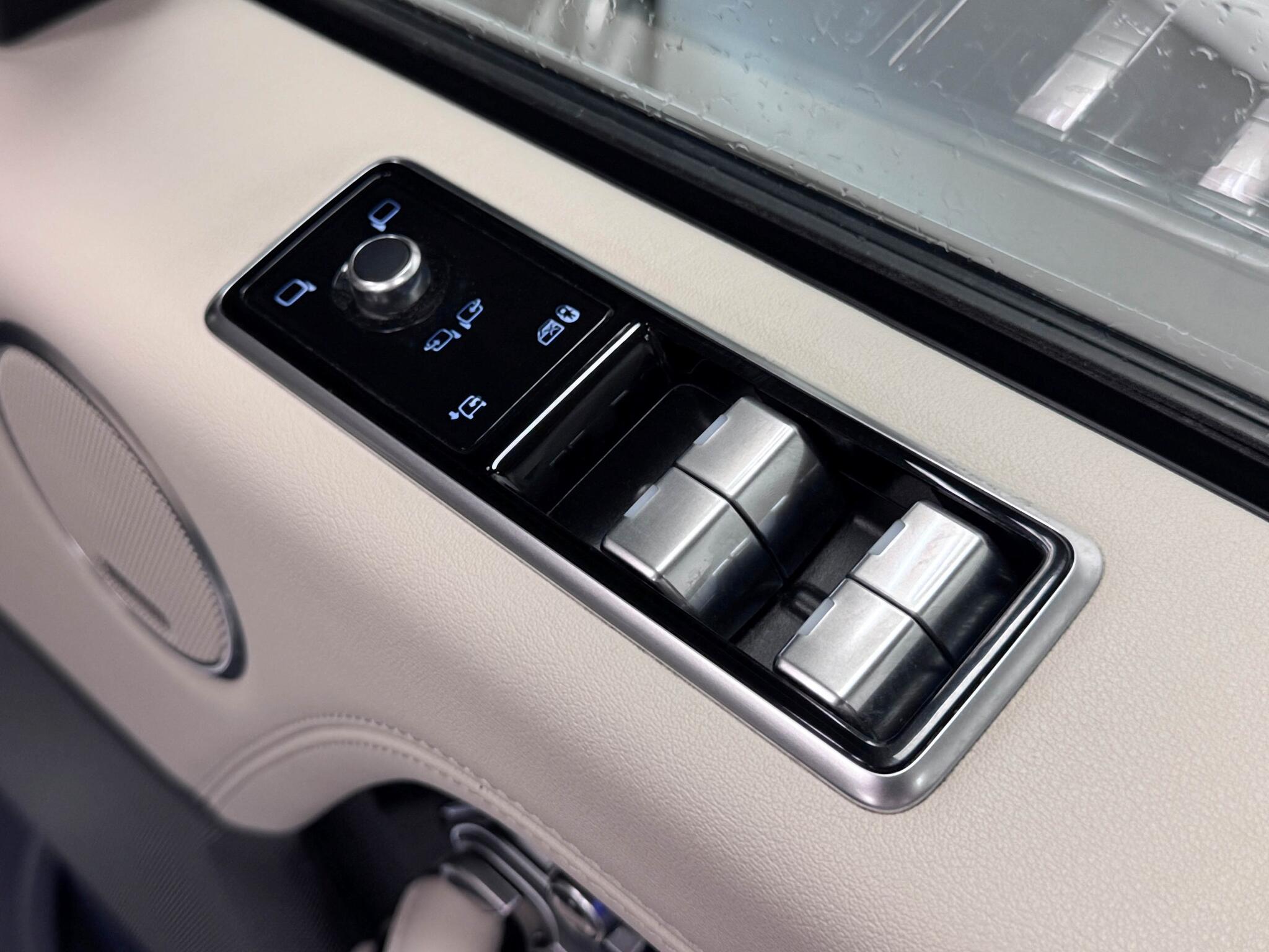 Land Rover Range Rover view 22
