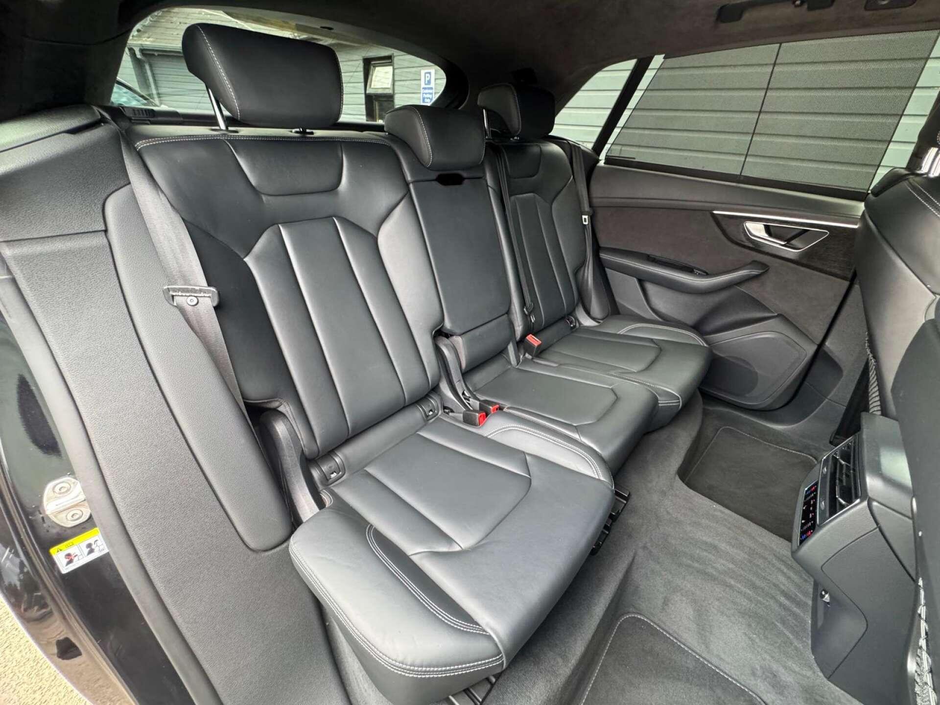 Audi Q8 view 25