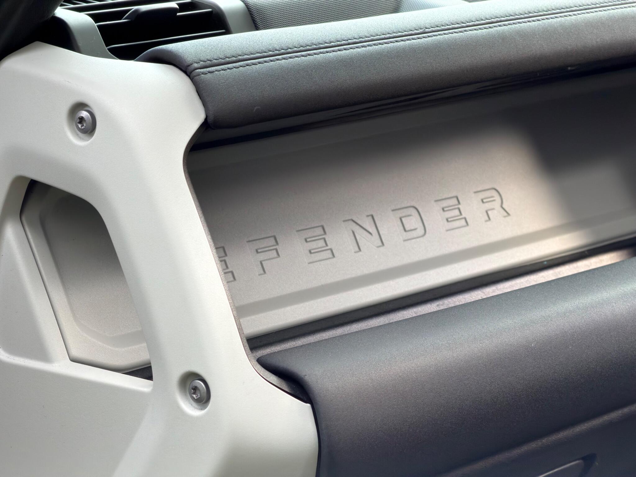 Land Rover Defender 110 view 35