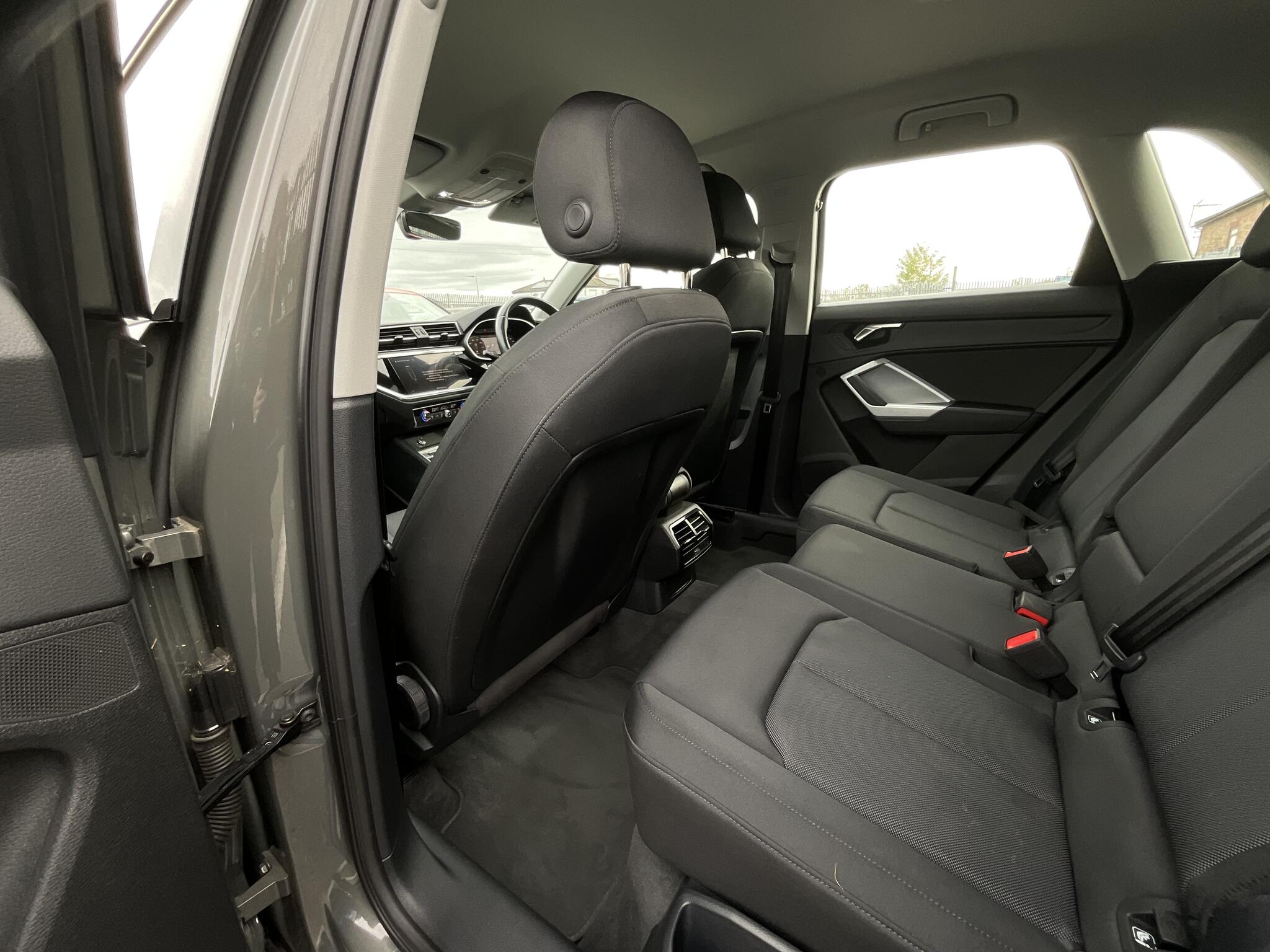 Audi Q3 view 13