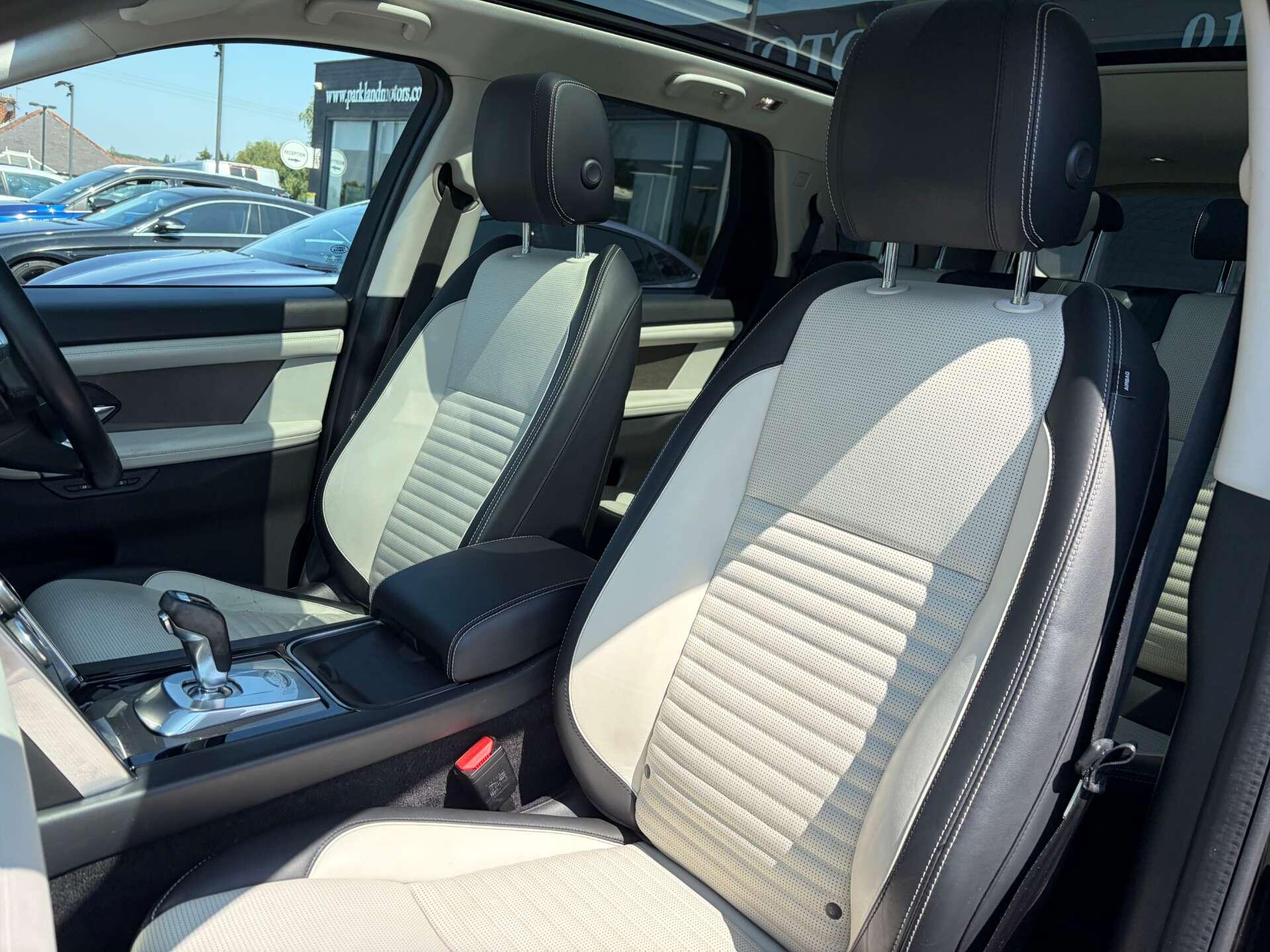 Land Rover Discovery Sport view 12