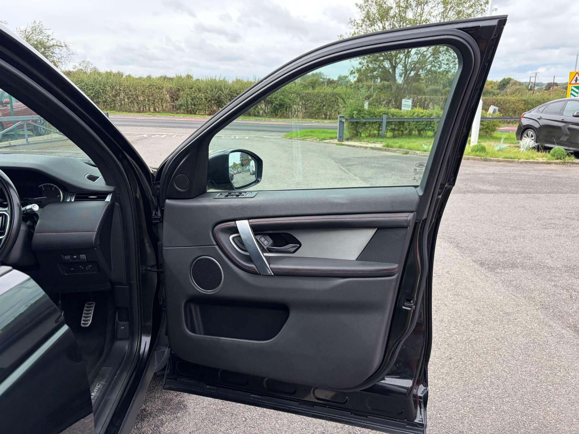 Land Rover Discovery Sport view 35