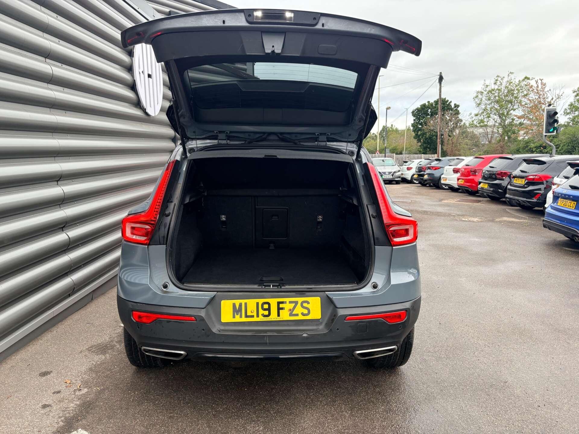 Volvo XC40 view 6