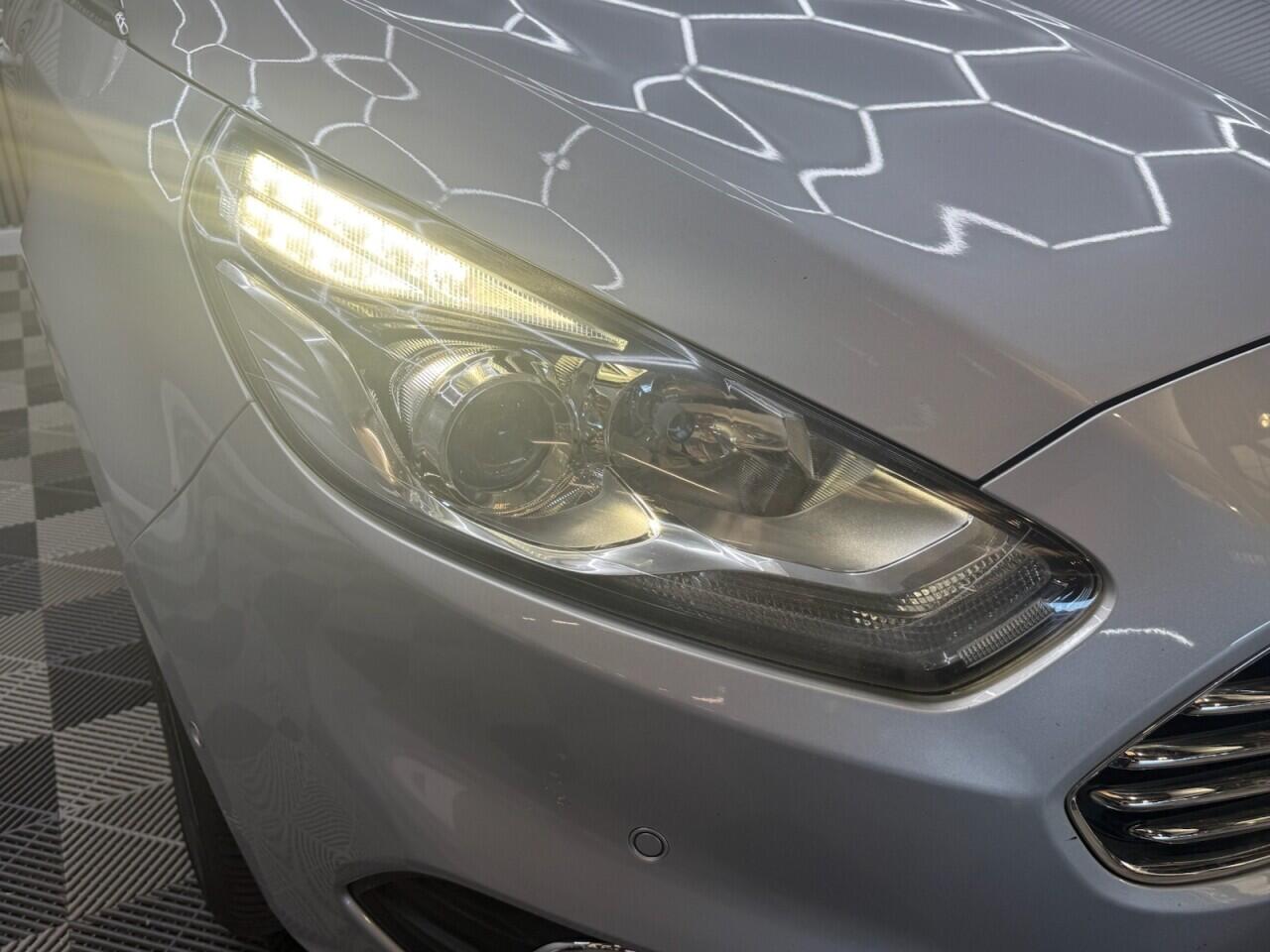 Ford S-Max view 3