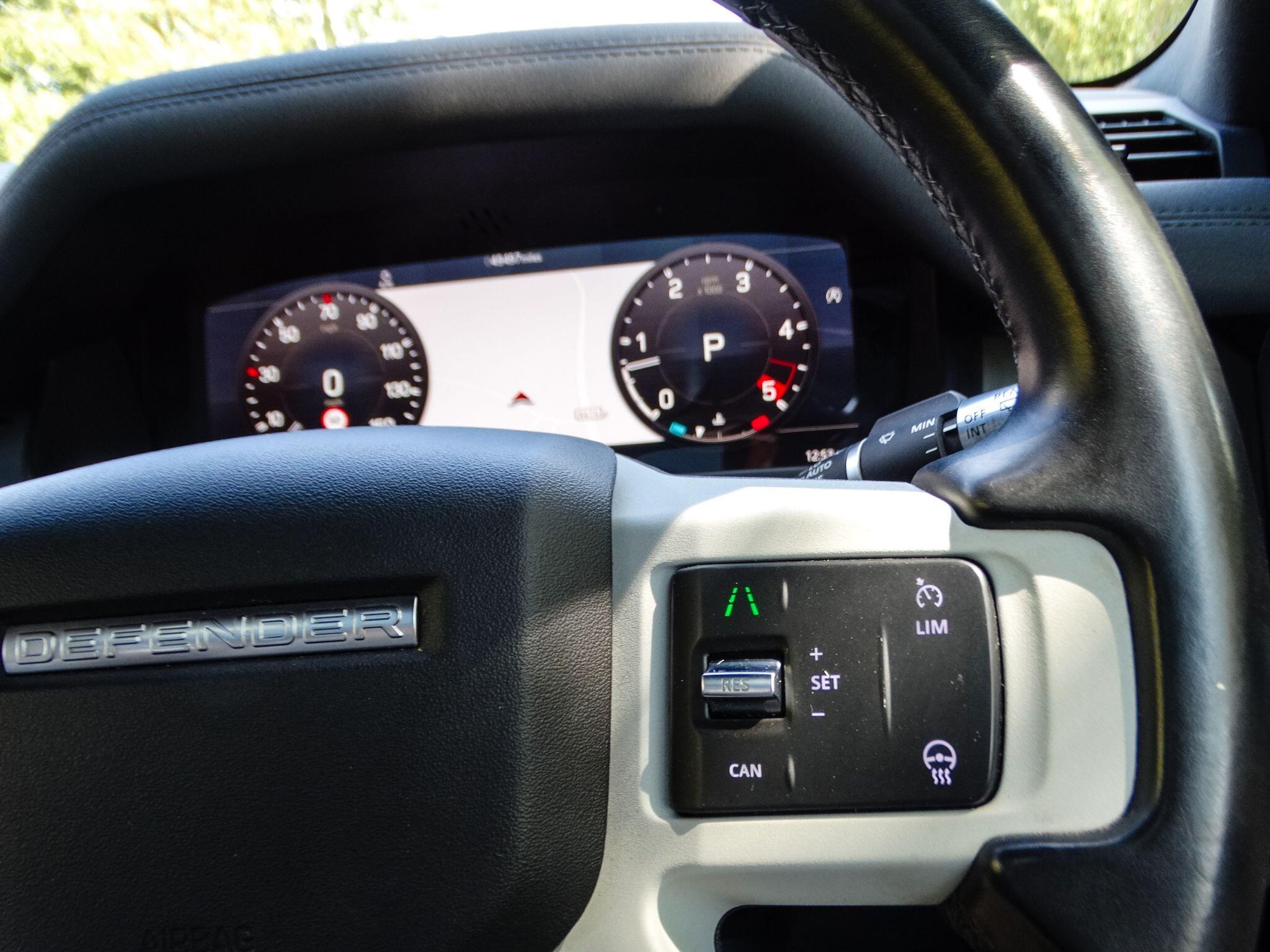 Land Rover Defender 90 view 32