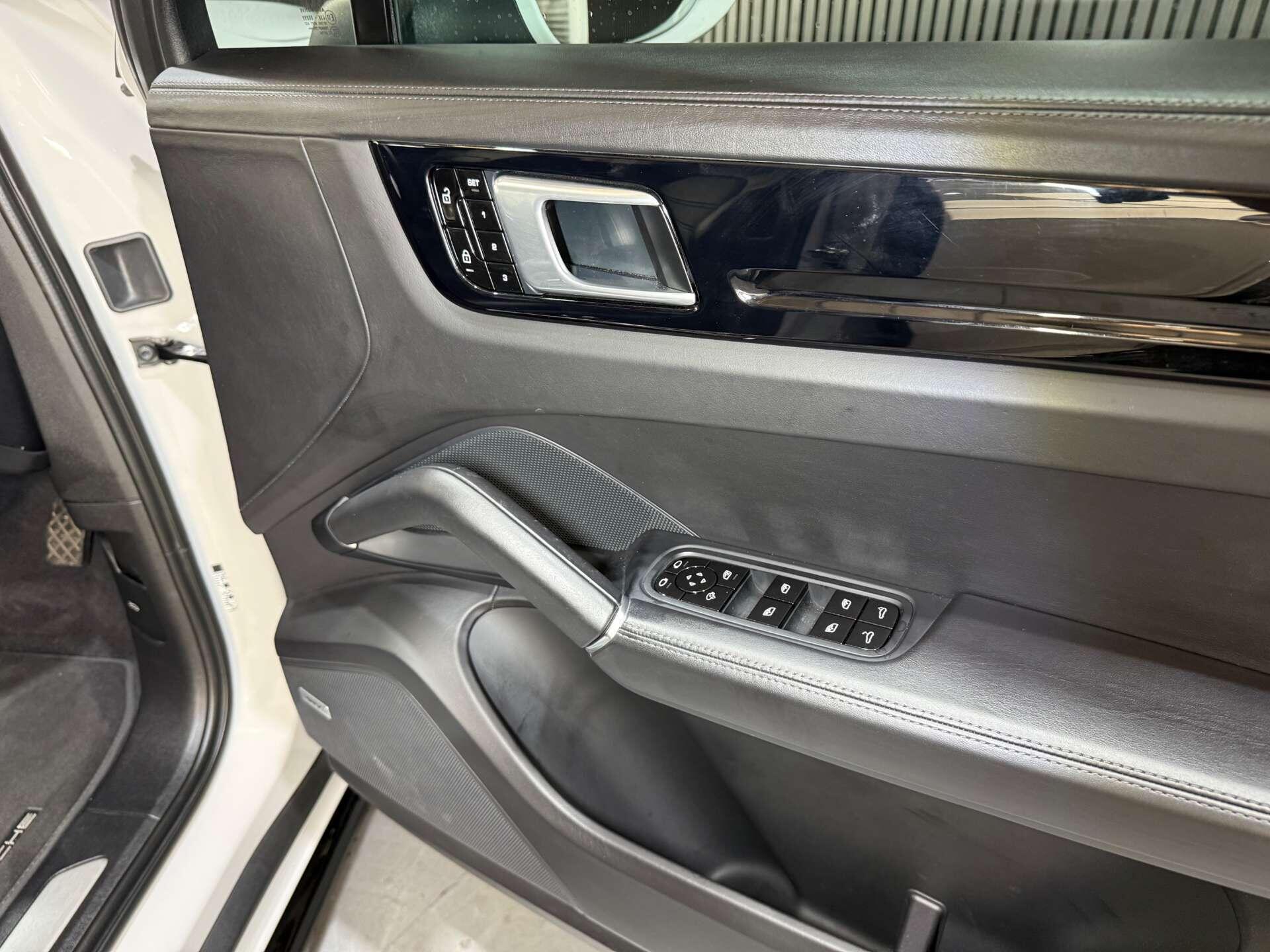 Porsche Cayenne view 33