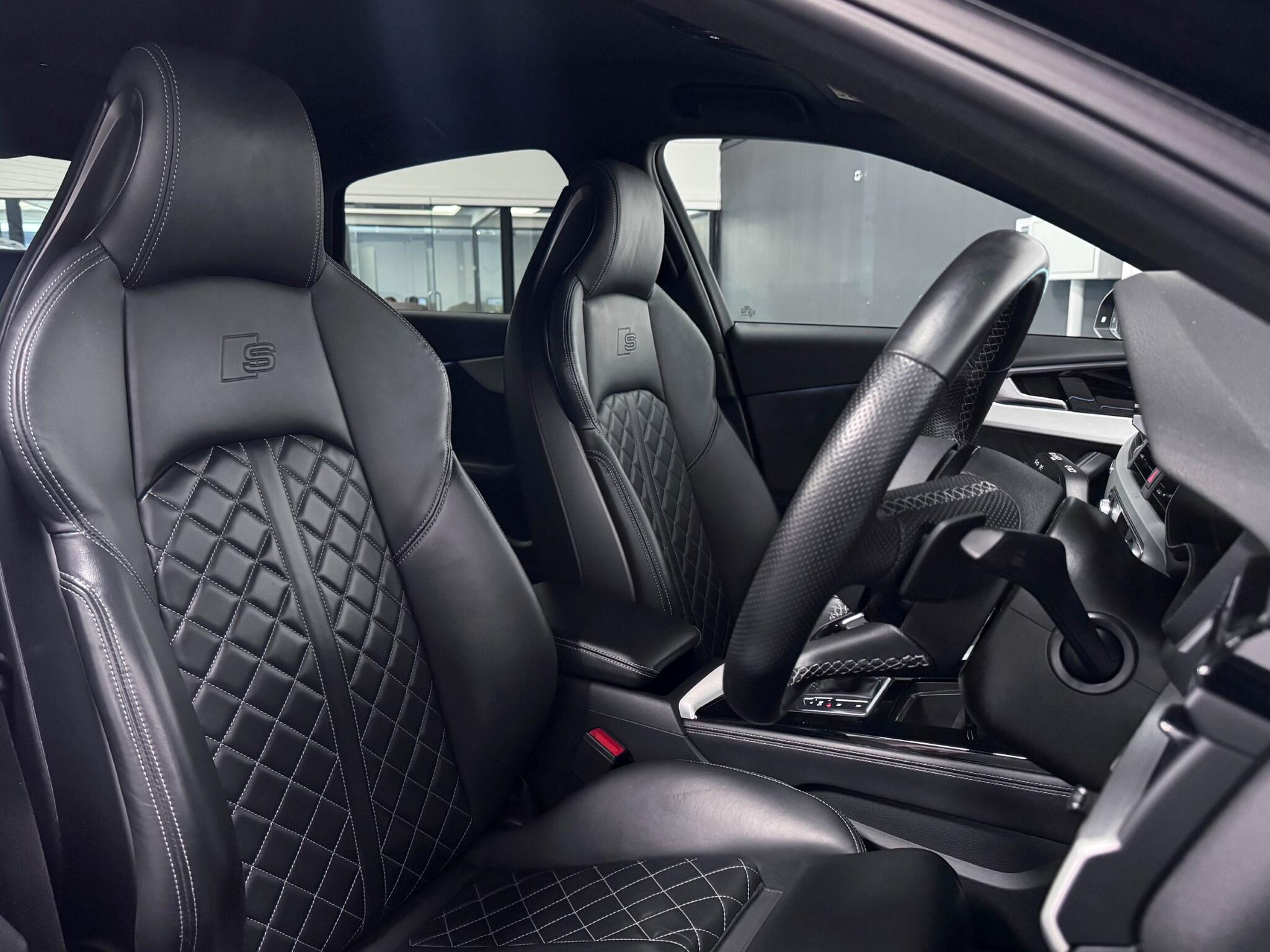 Audi S4 view 24