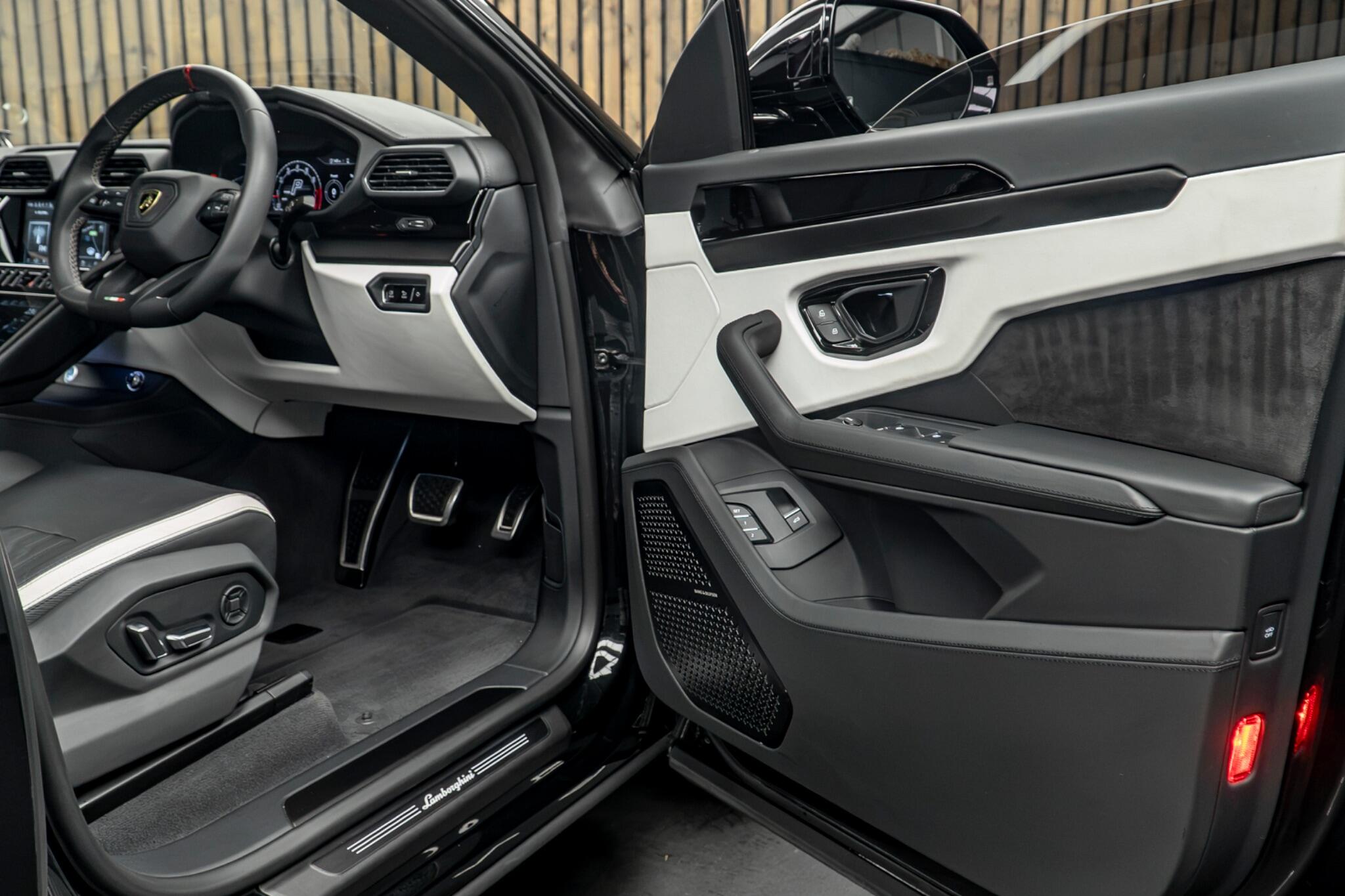 Lamborghini Urus view 31