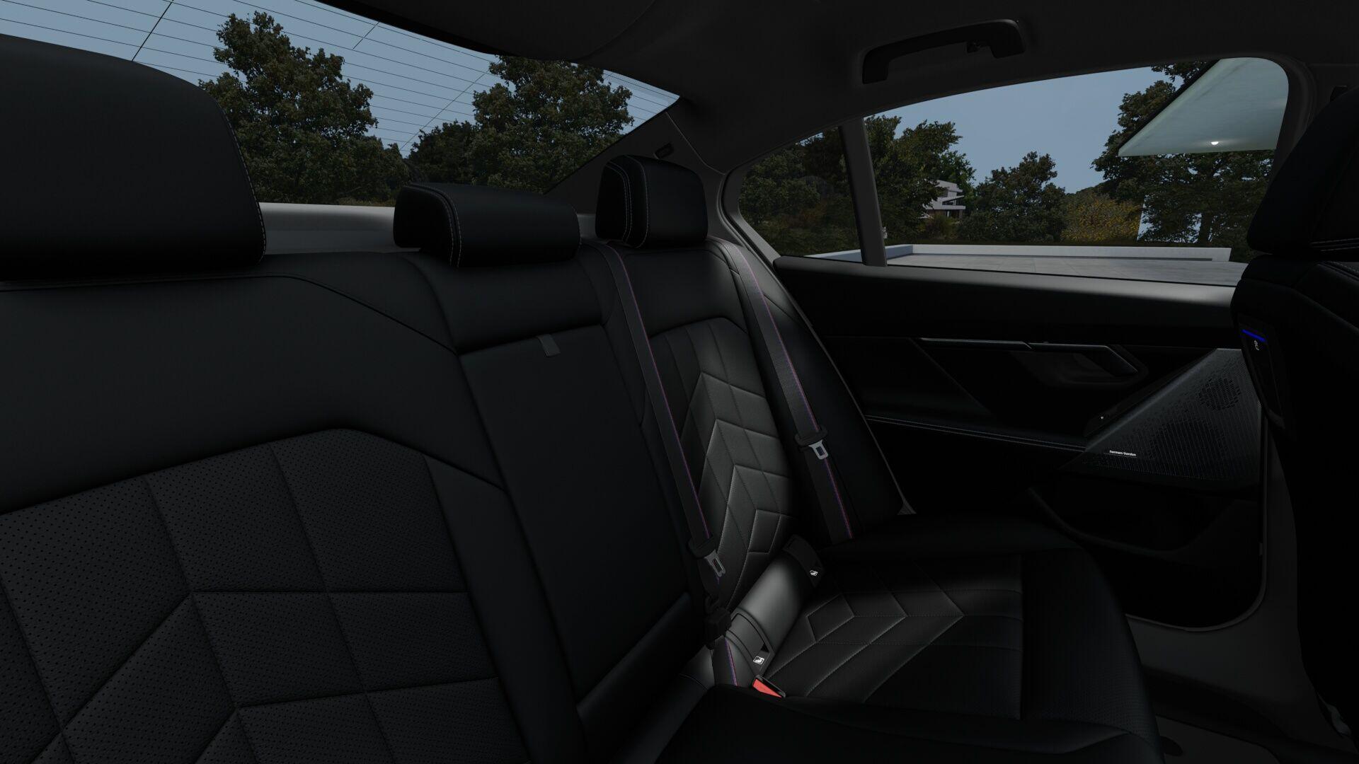 BMW 5 Series view 8