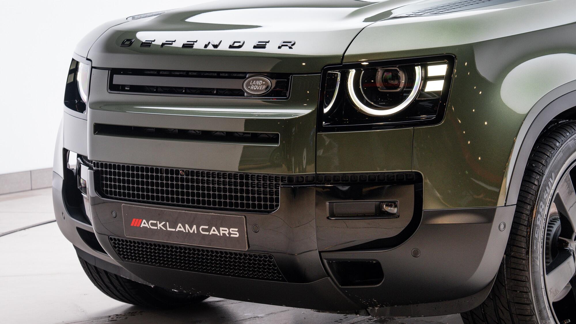 Land Rover Defender 110 view 32