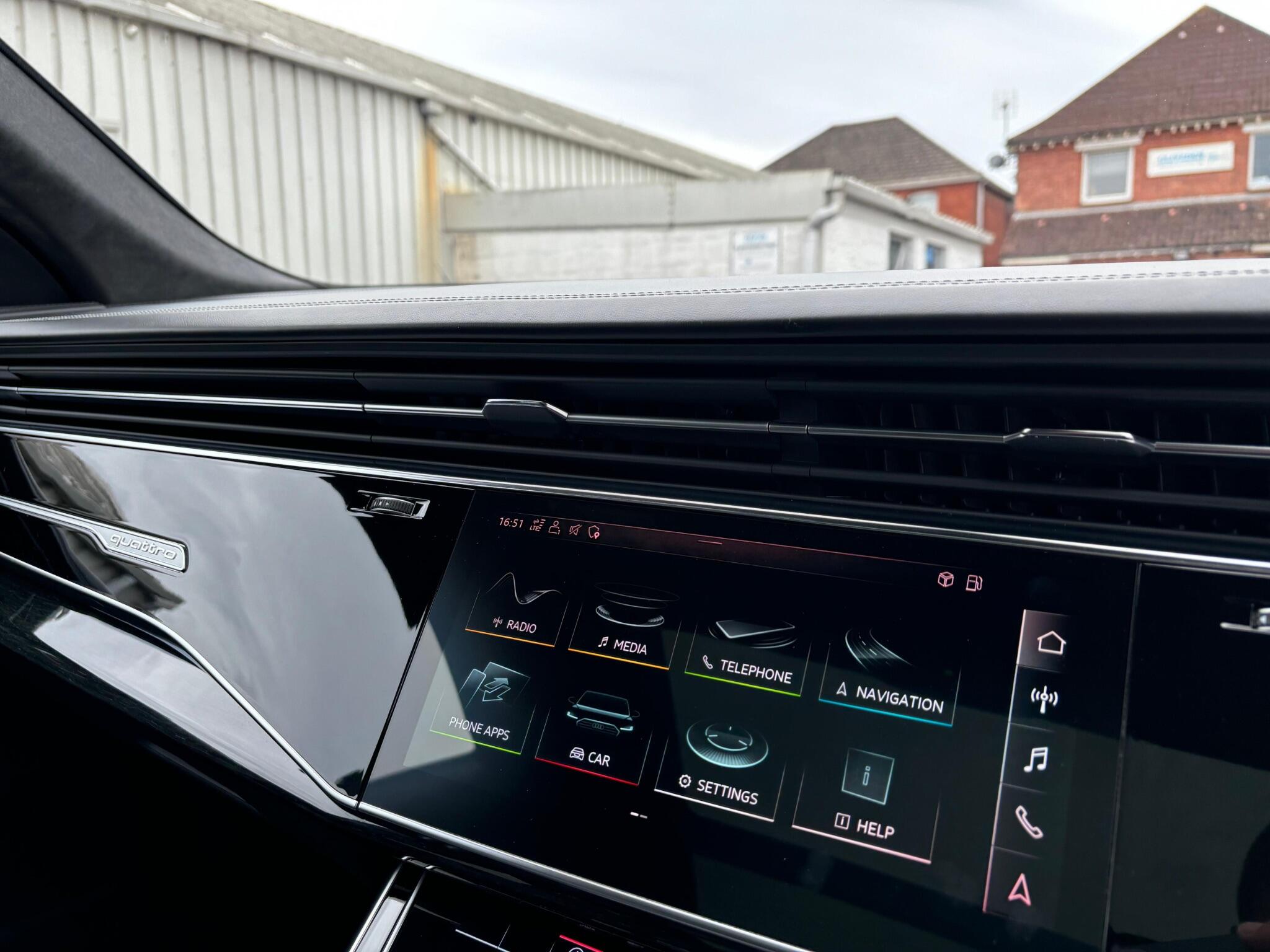 Audi Q8 view 22
