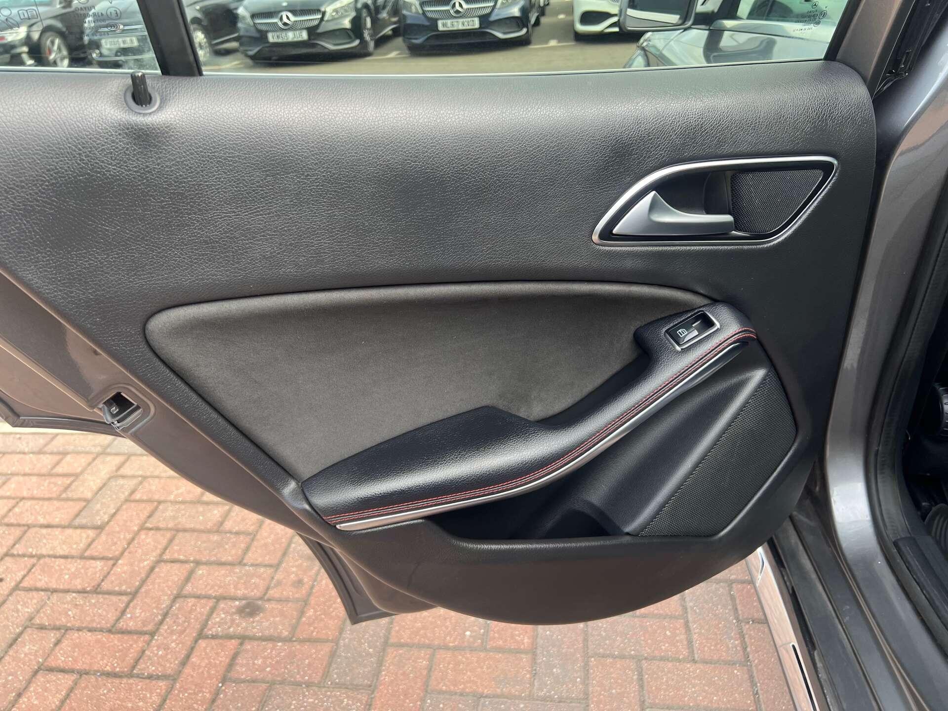 Mercedes-Benz GLA view 41