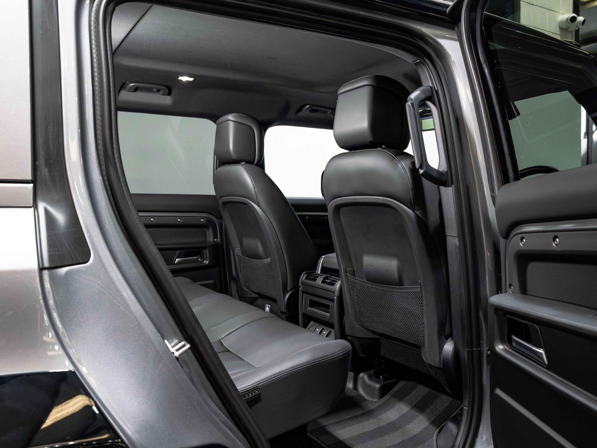 Land Rover Defender 110 view 28