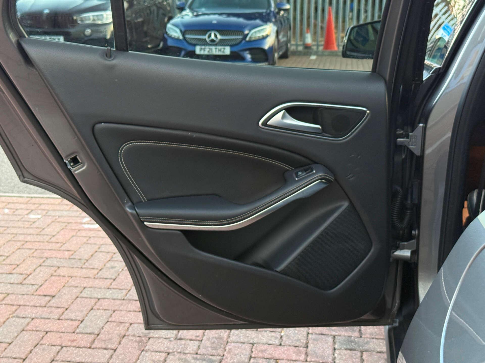 Mercedes-Benz Gla view 23