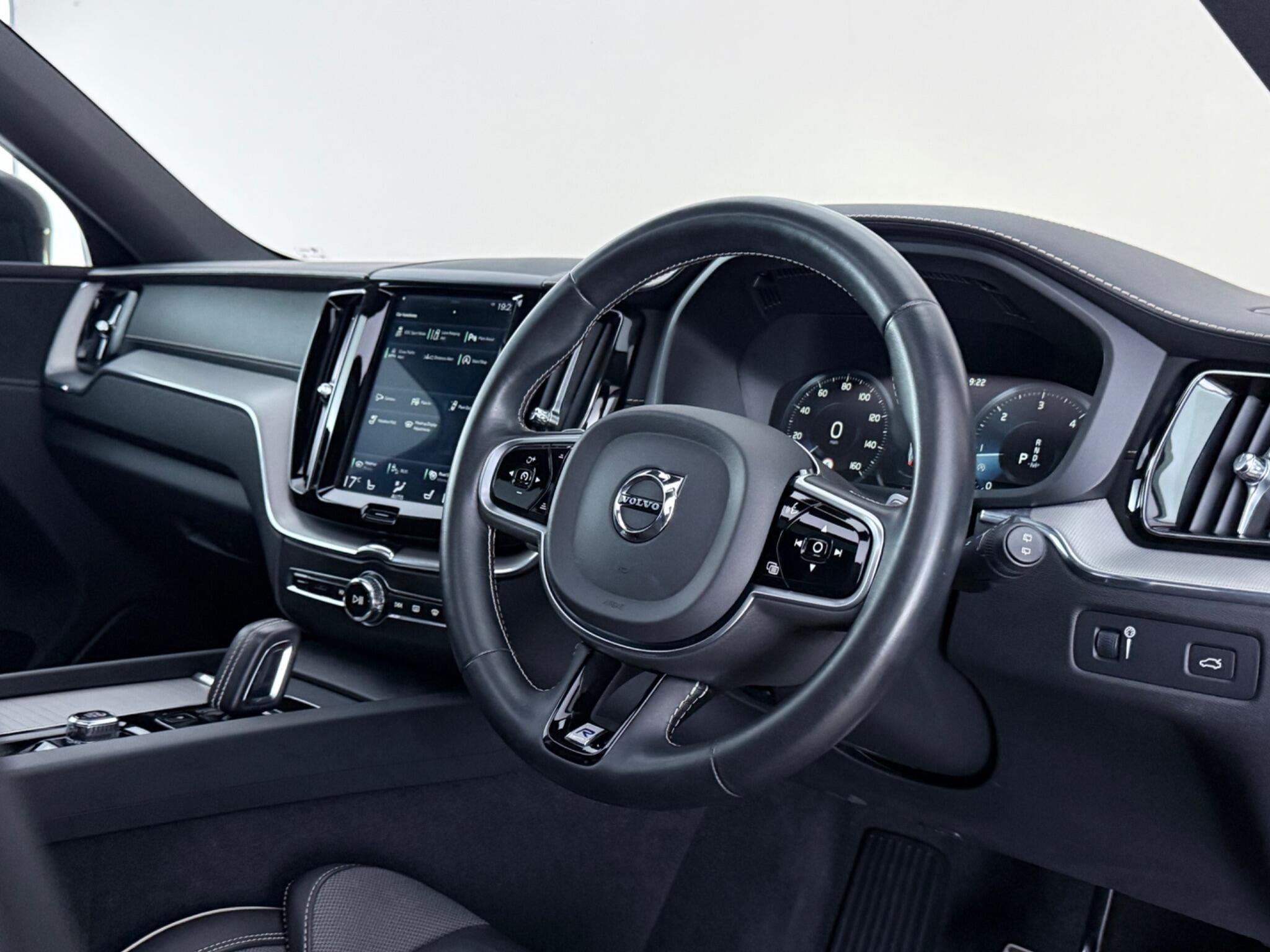 Volvo XC60 view 3