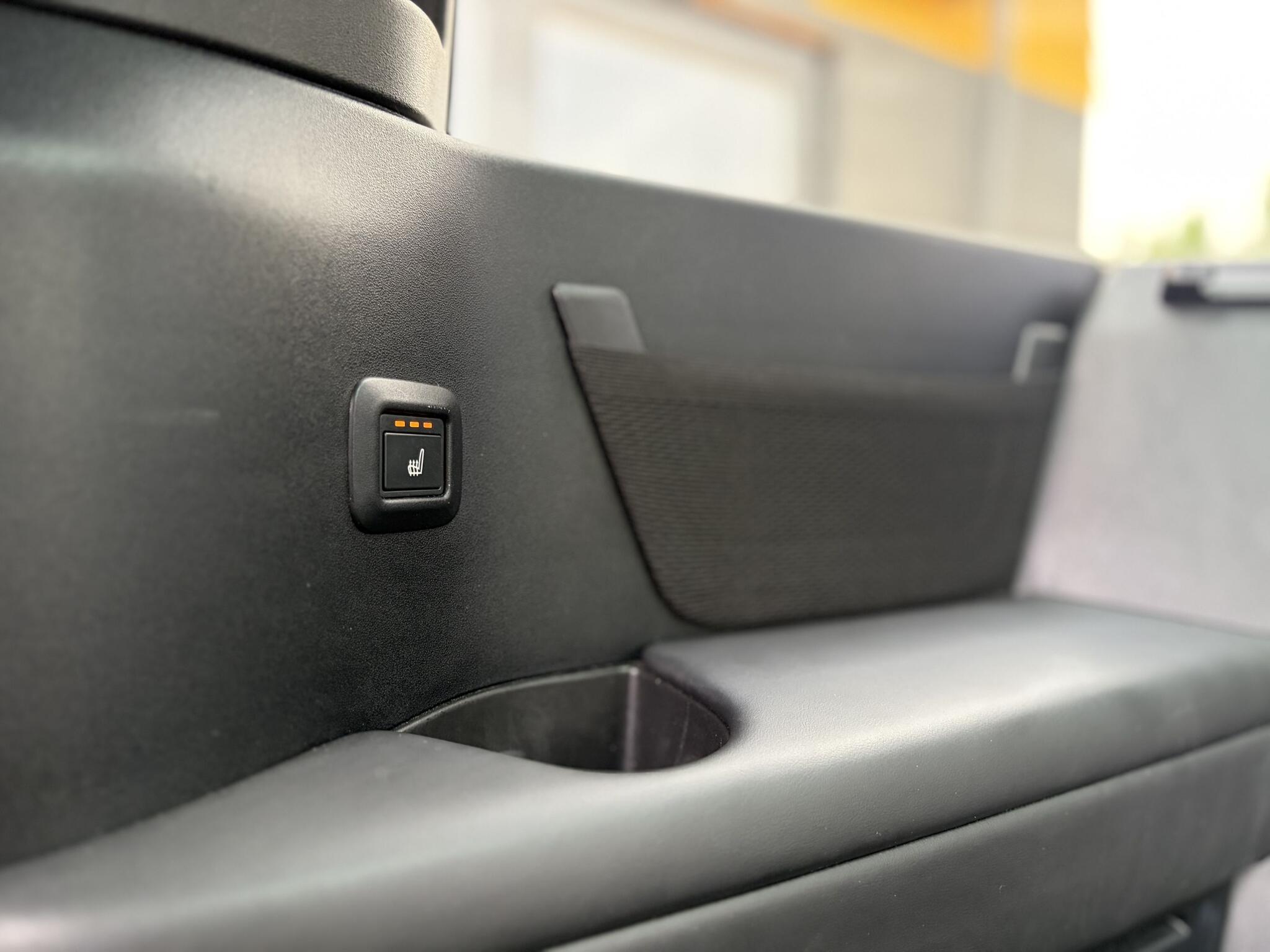 Land Rover Defender 130 view 33