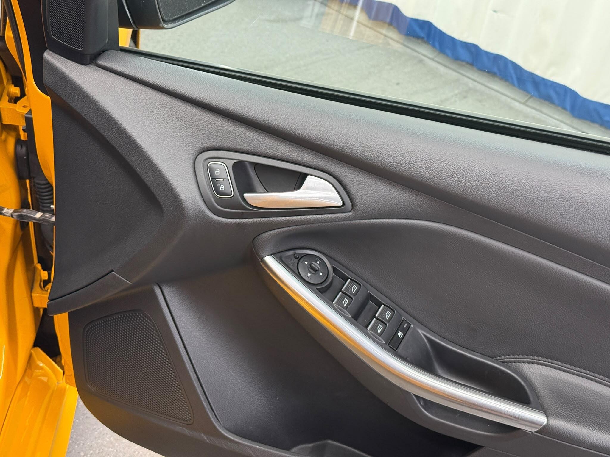 Ford Focus view 44