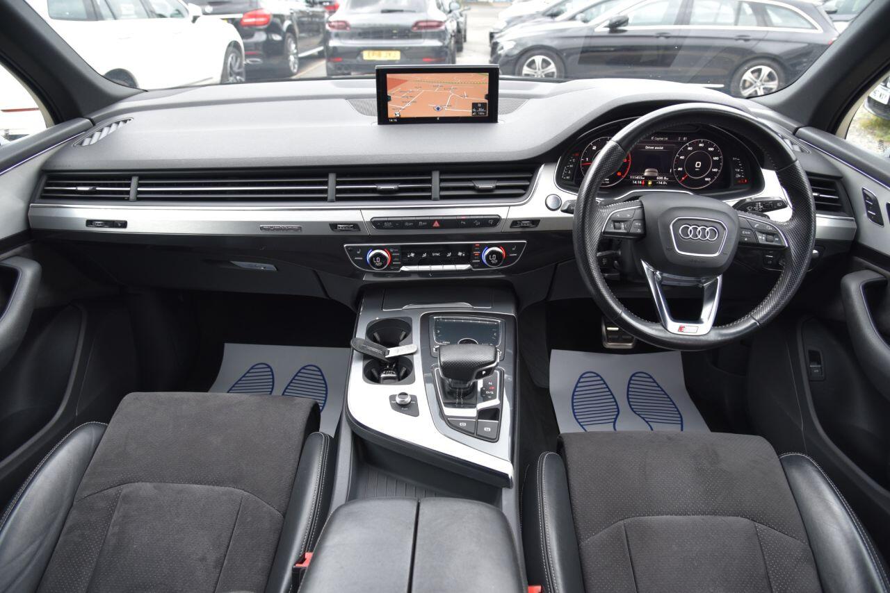 Audi Q7 view 2