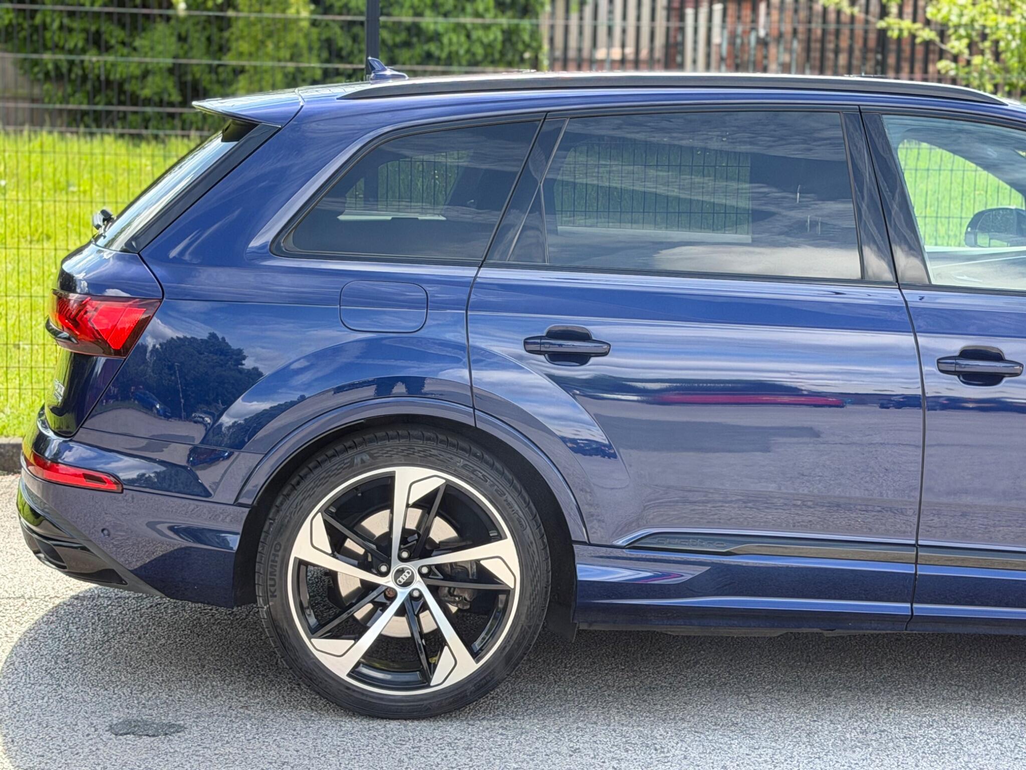 Audi Q7 view 29