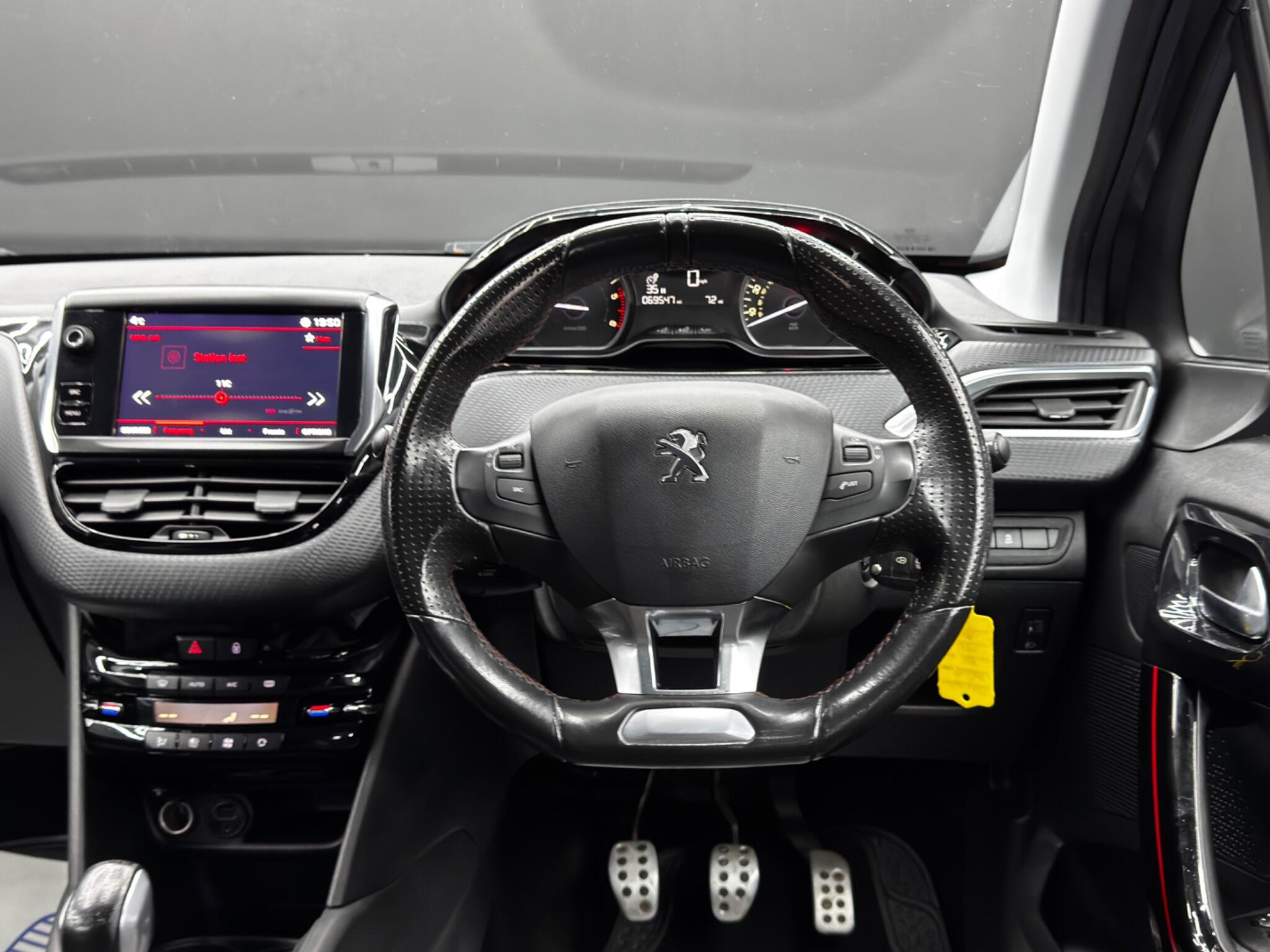 Peugeot 208 view 18