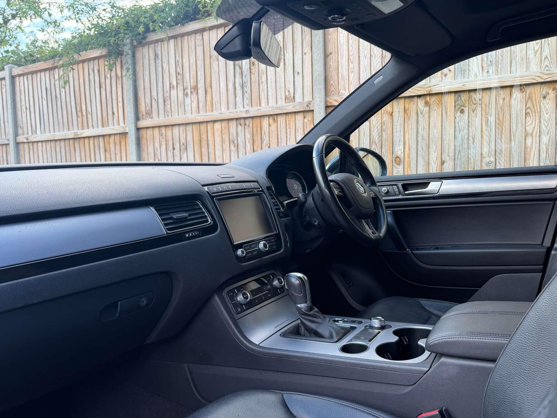 Volkswagen Touareg view 17