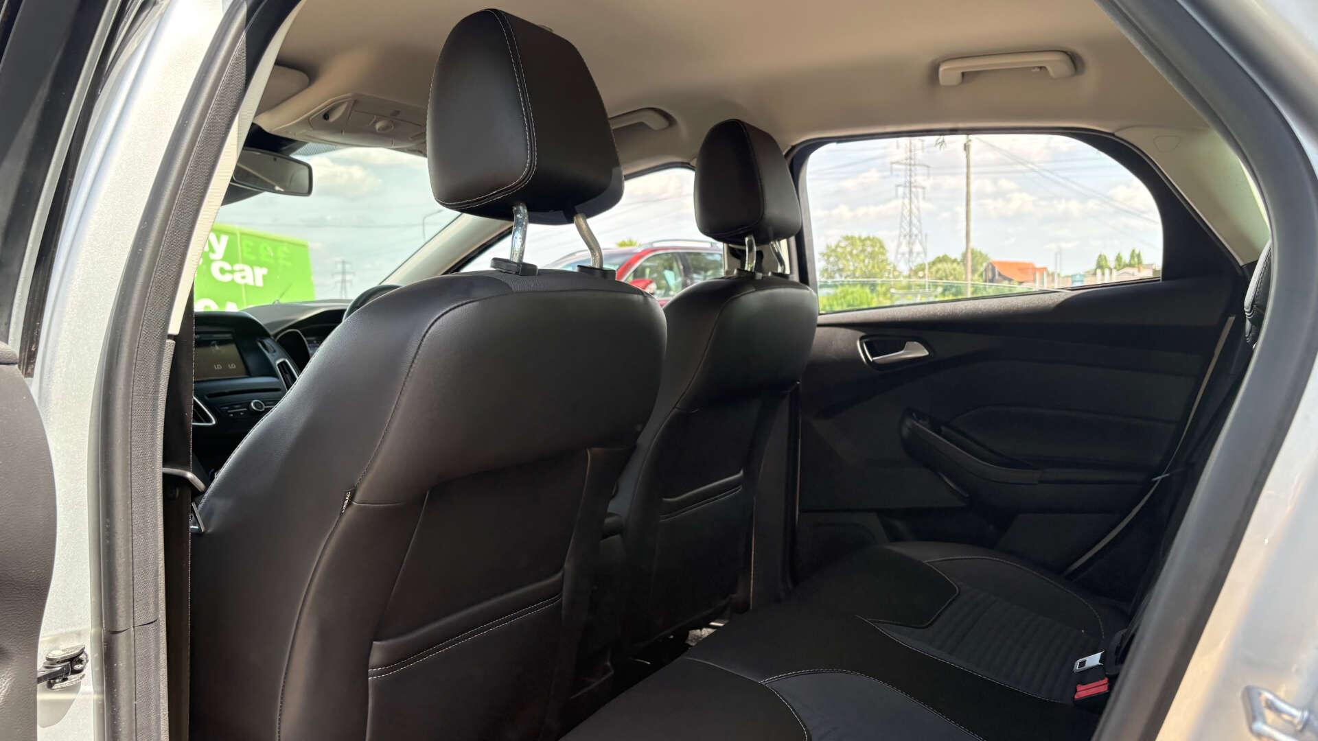 Ford Focus view 12