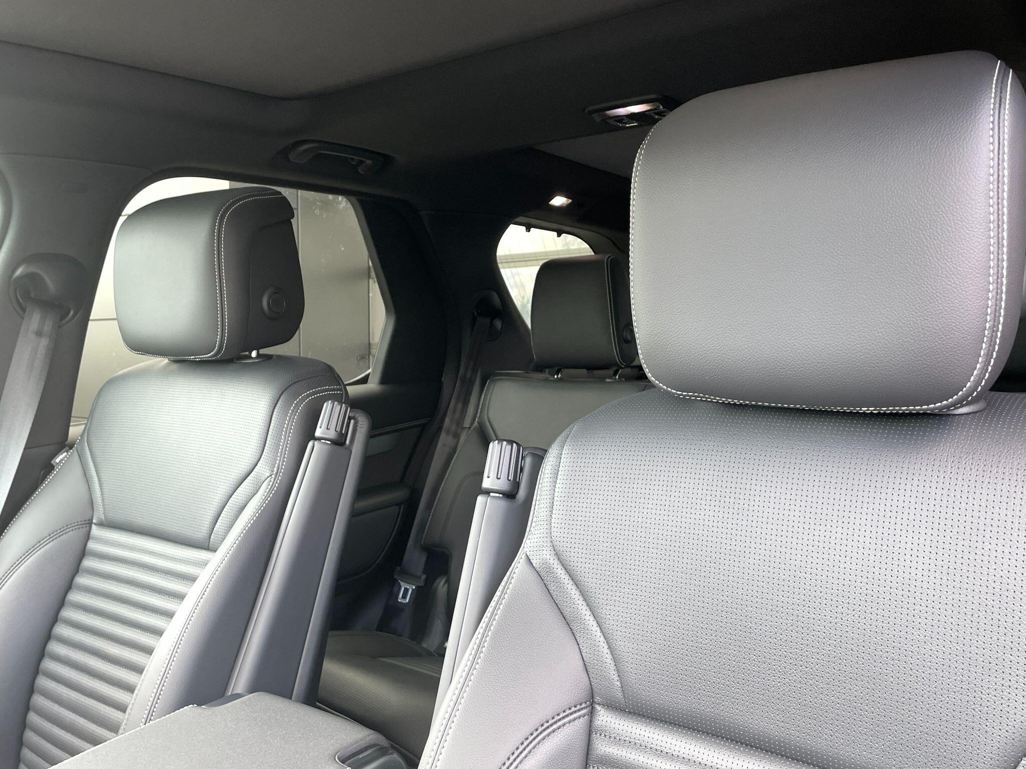 Land Rover Discovery view 34