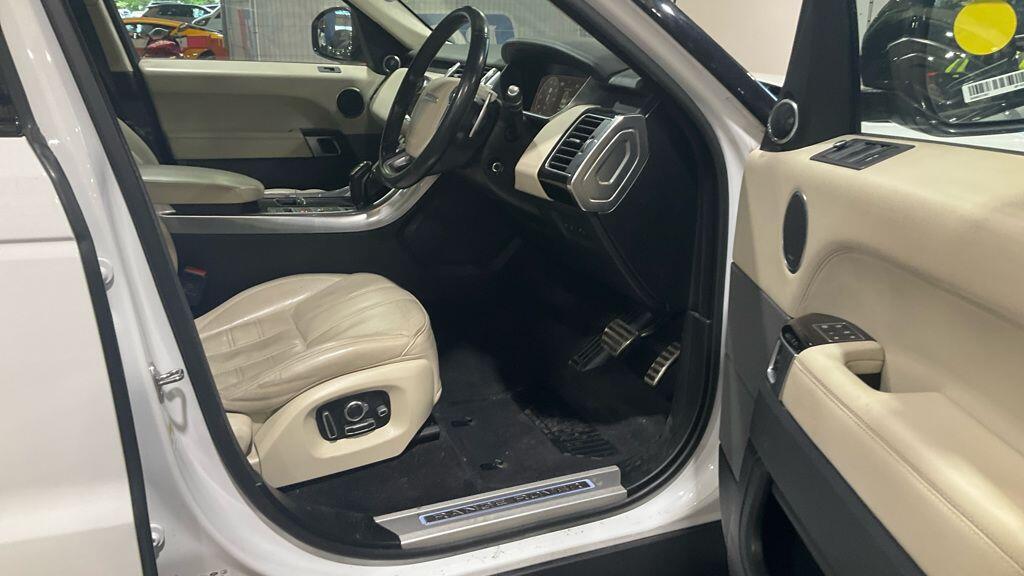 Land Rover Range Rover Sport view 3