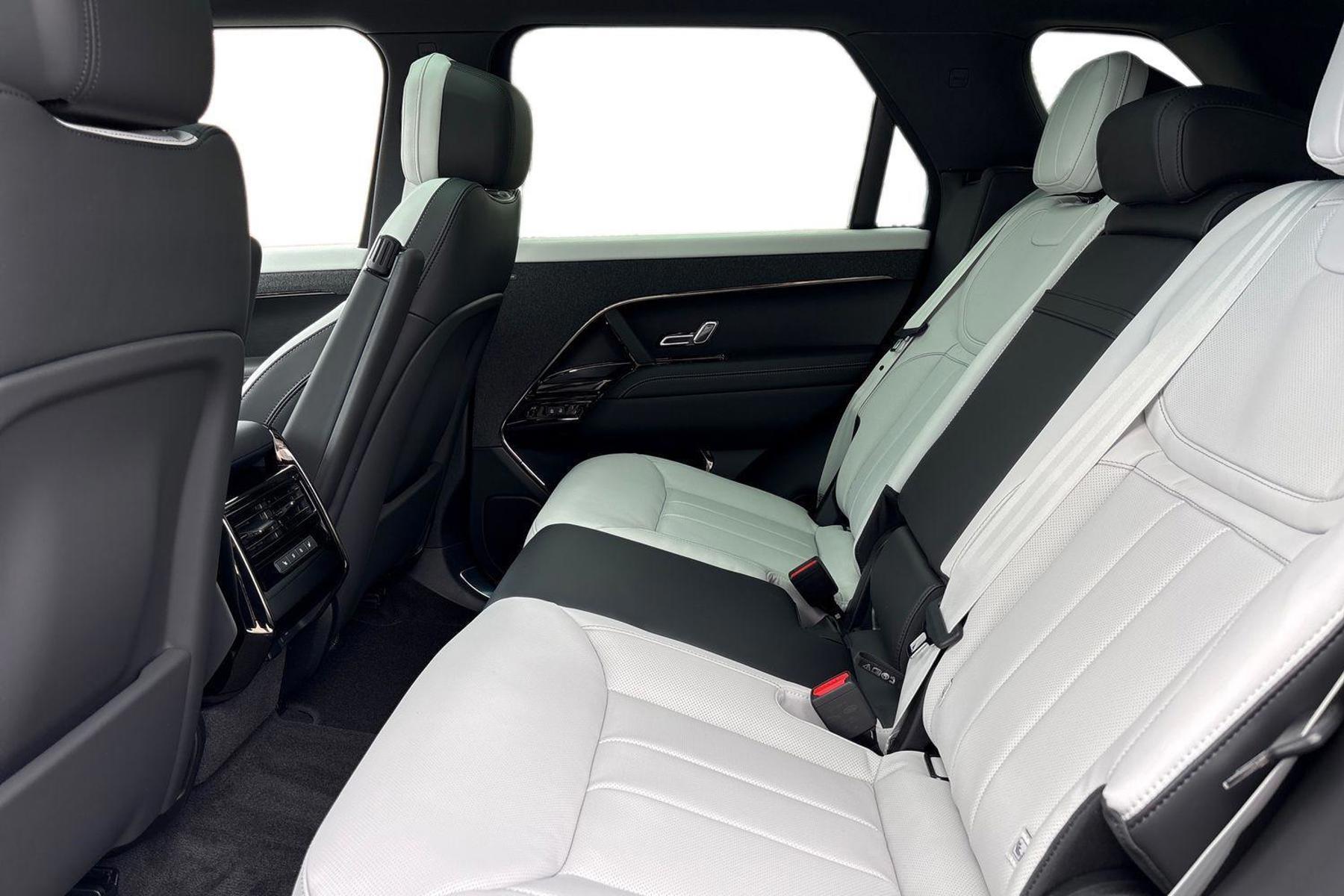 Land Rover Range Rover Sport view 4