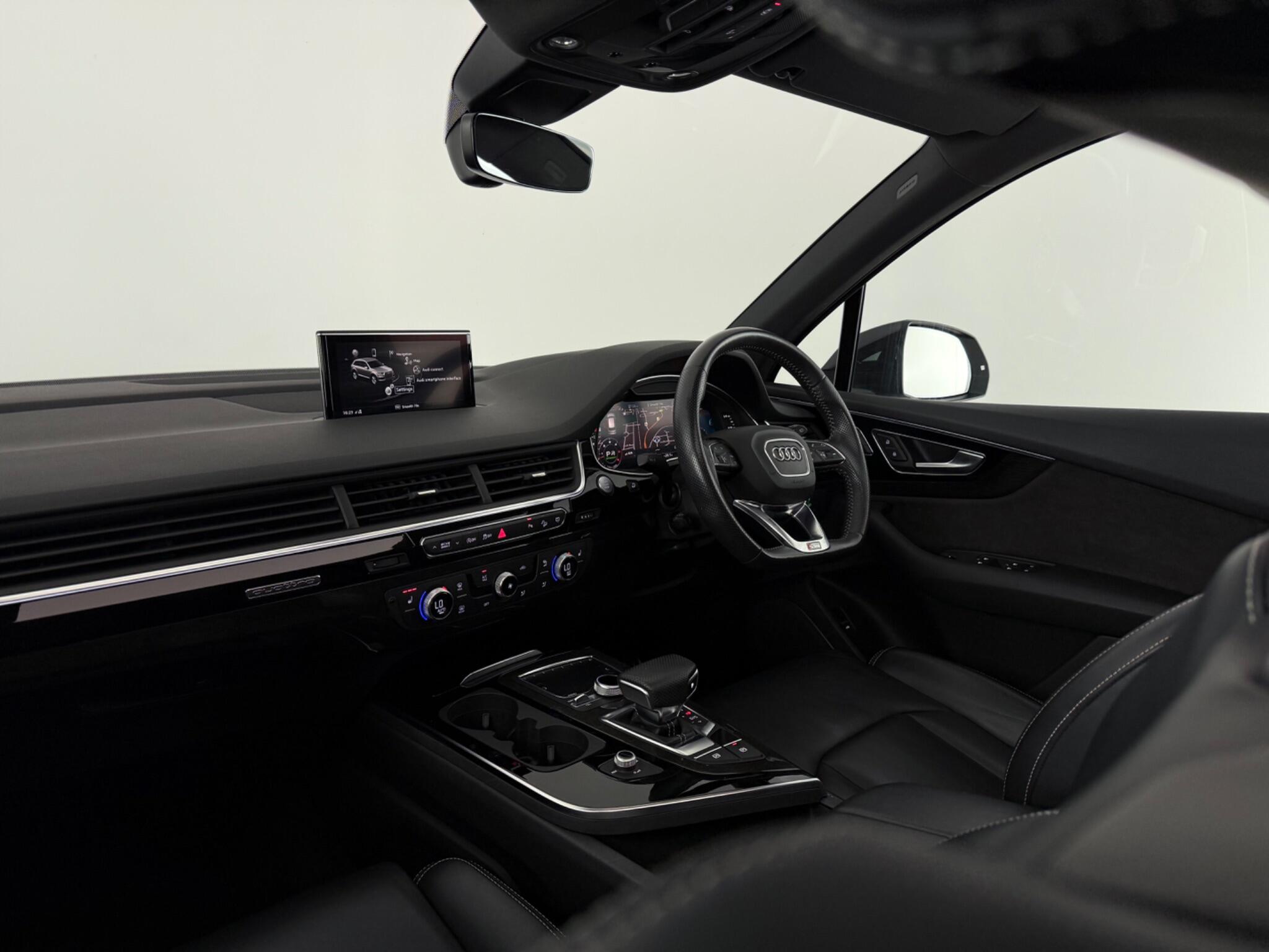 Audi Q7 view 4