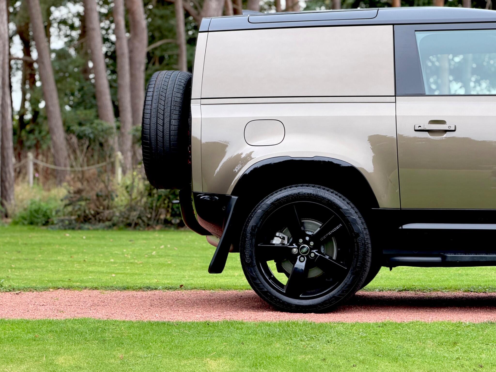Land Rover Defender view 31