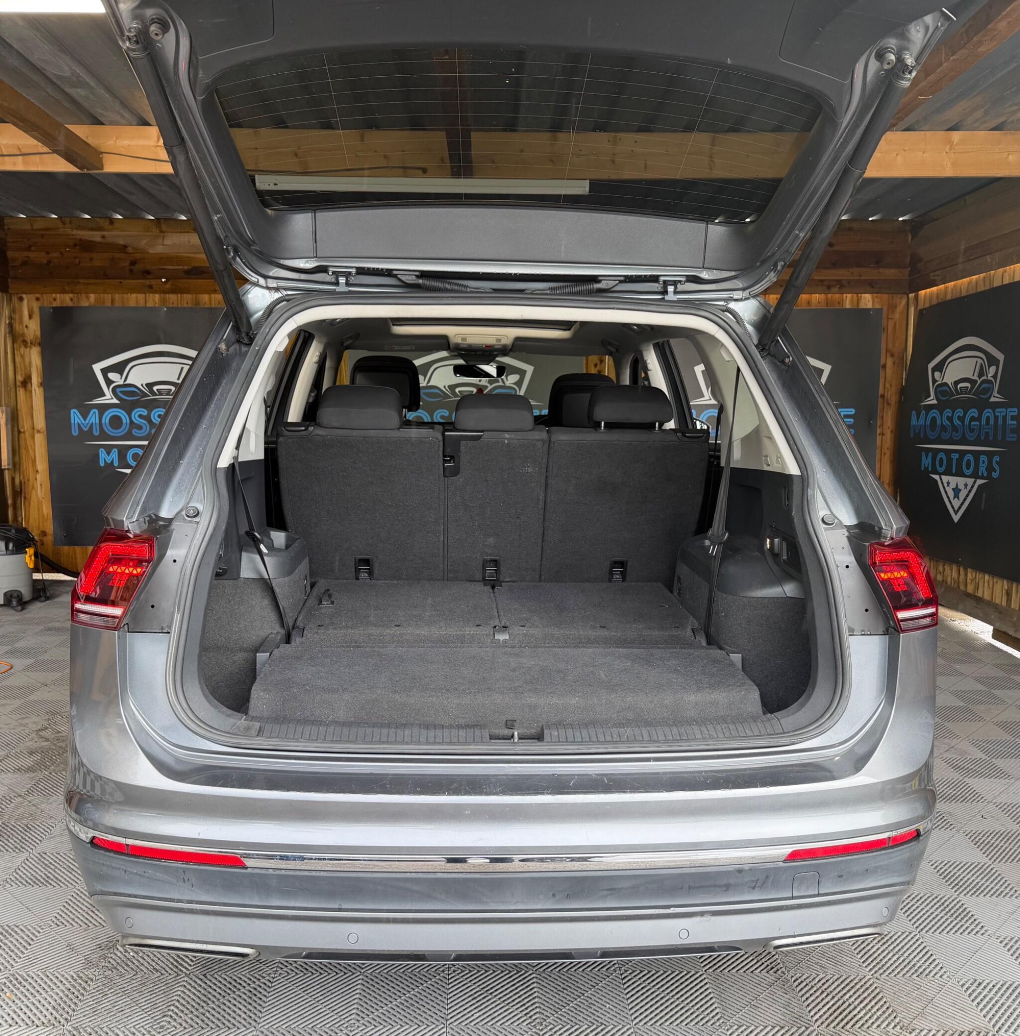 Volkswagen Tiguan Allspace view 14