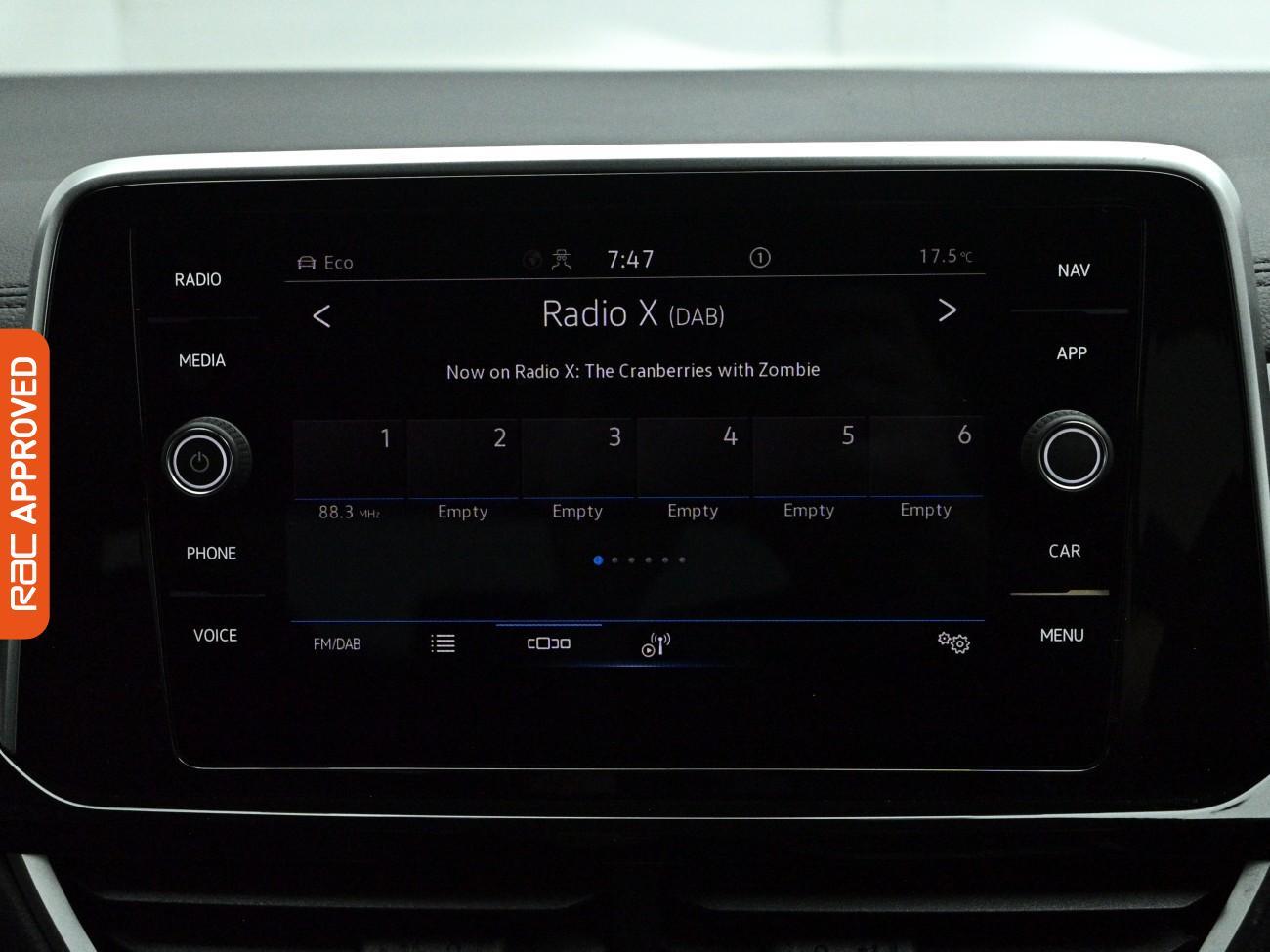 Volkswagen T-Roc view 14