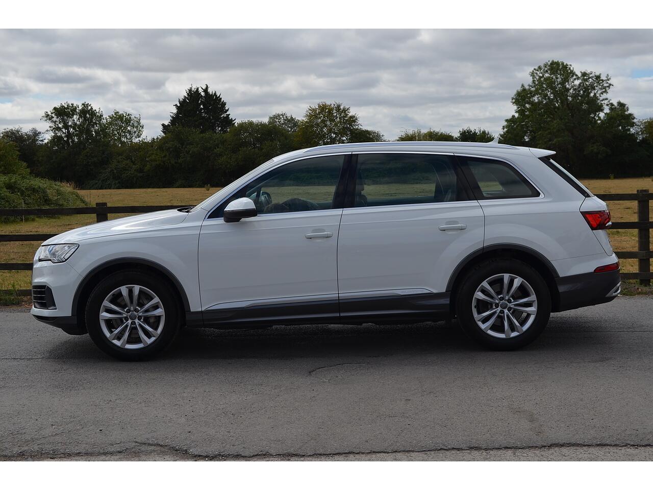 Audi Q7 view 6