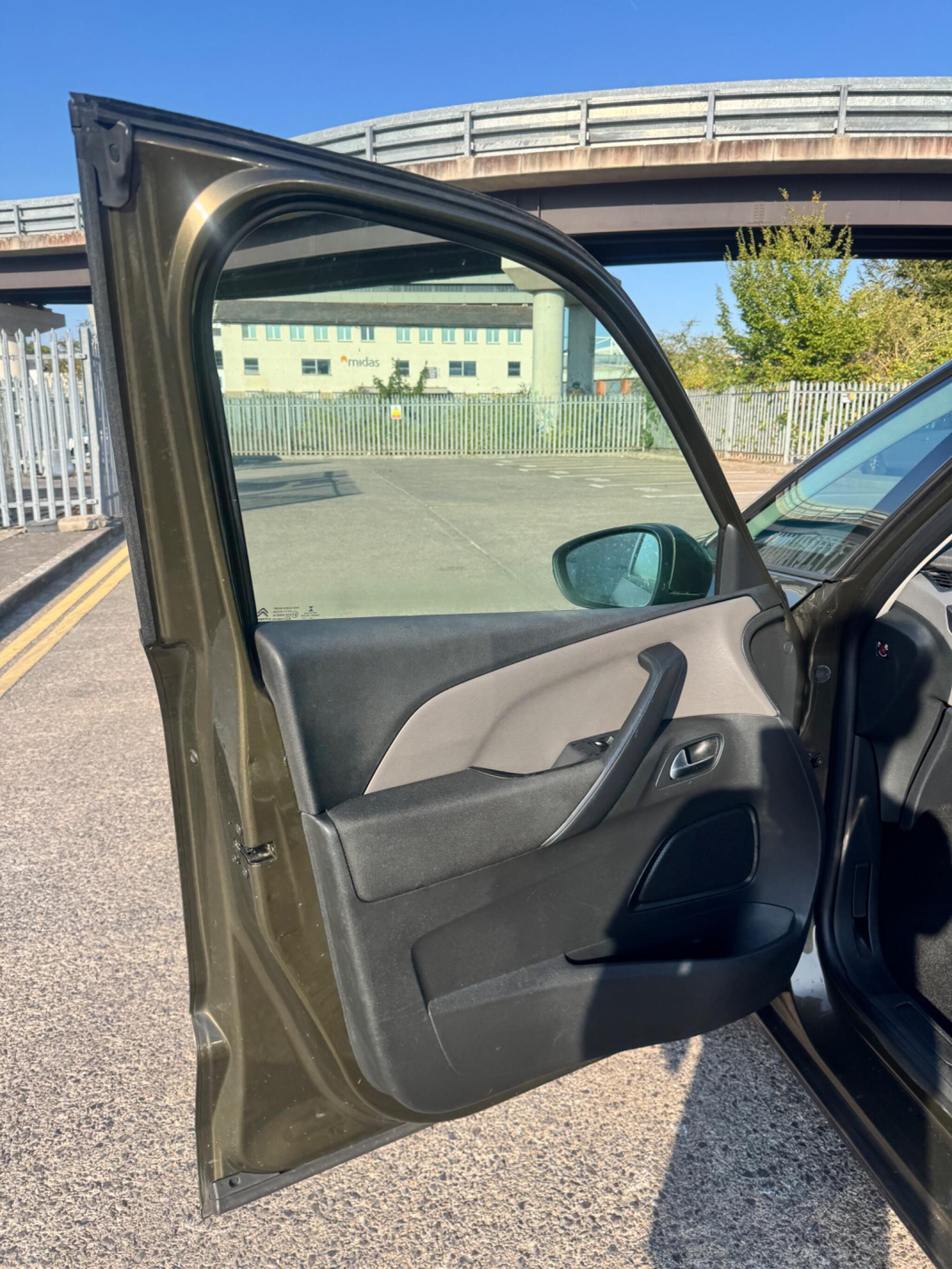 Citroen C4 Picasso view 34