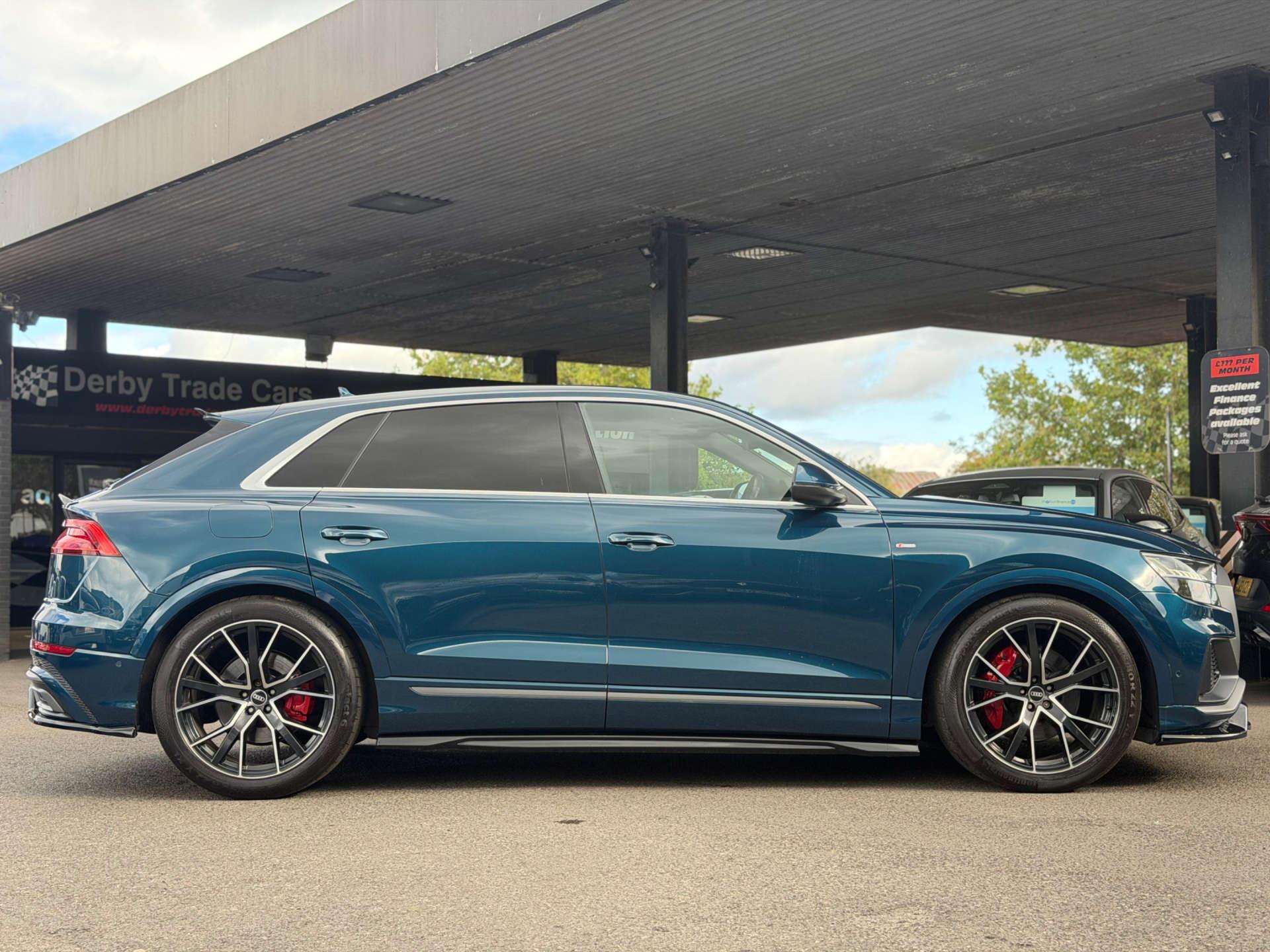 Audi Q8 view 9
