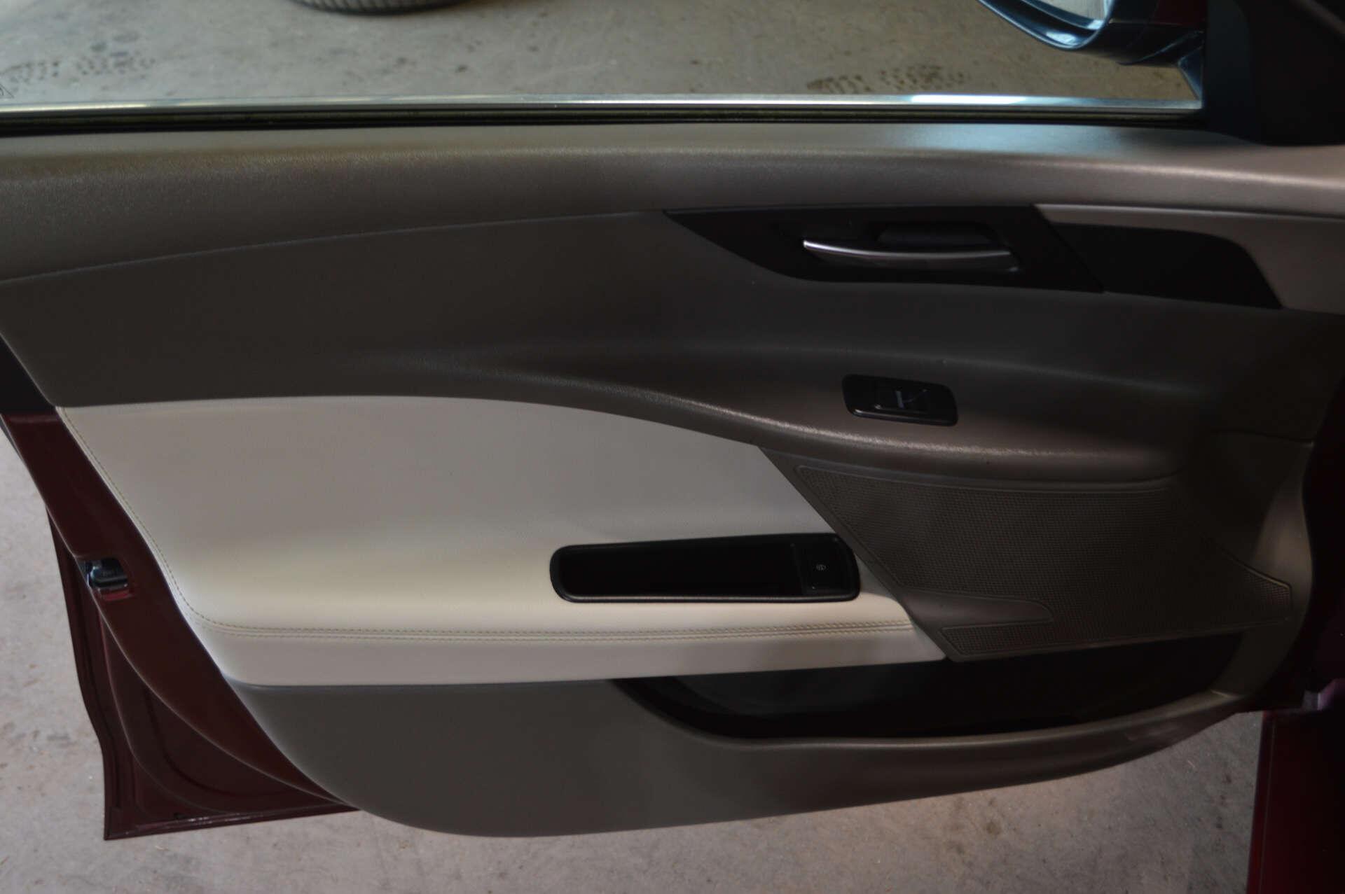 Jaguar Xe view 30