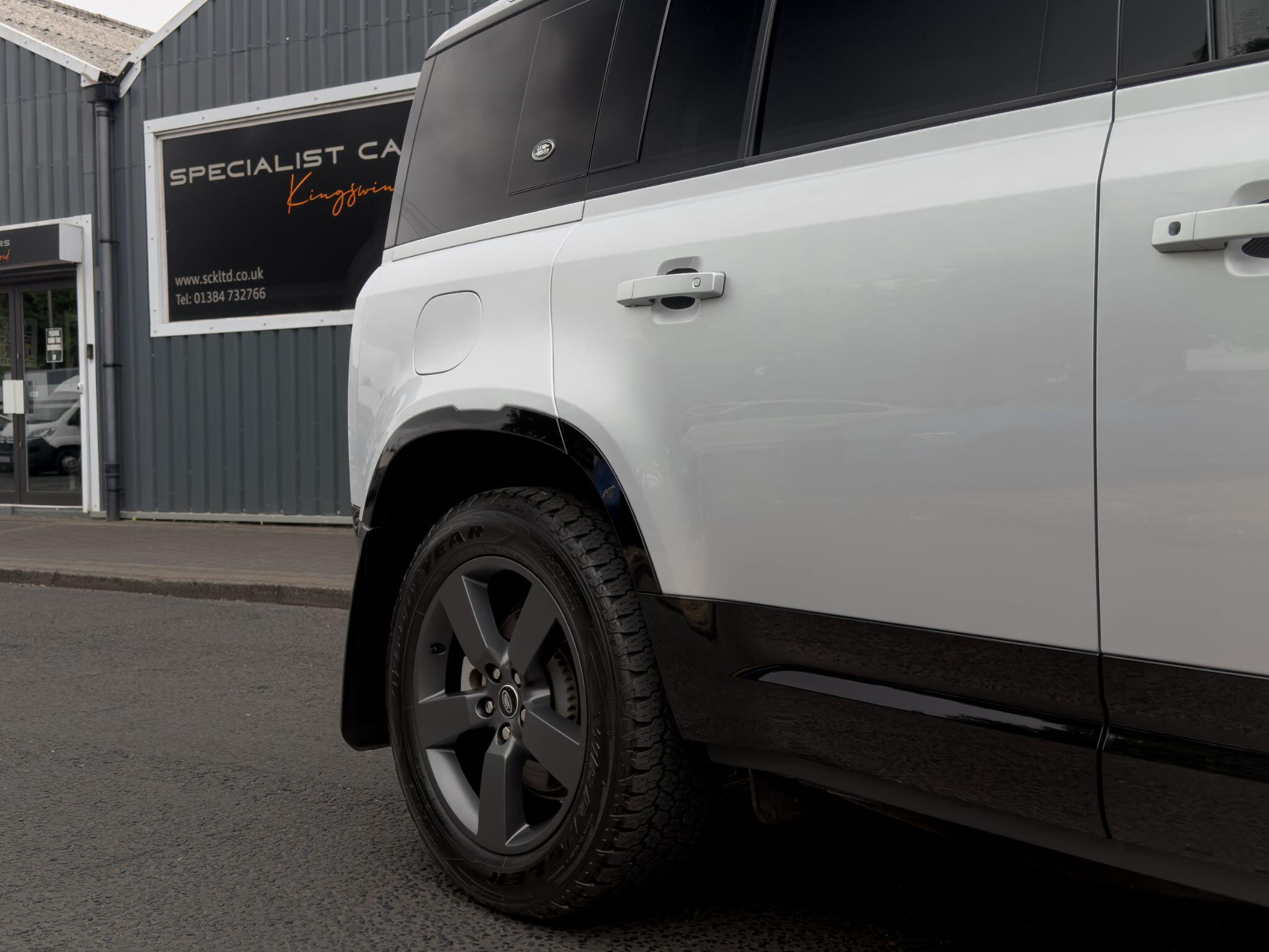 Land Rover Defender 110 view 9