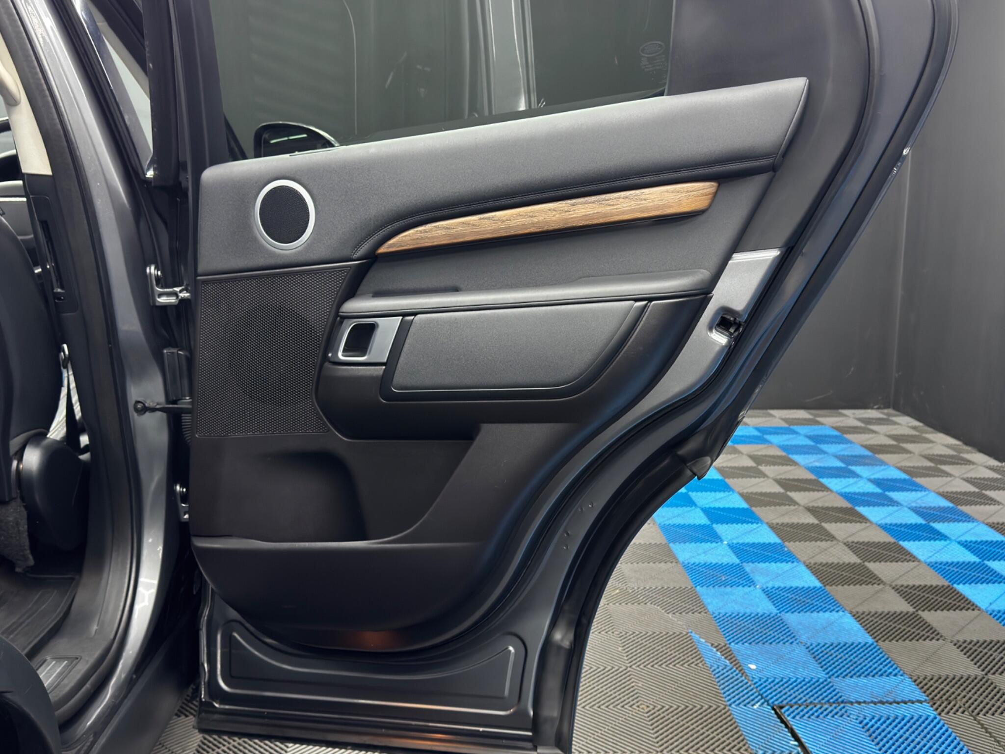 Land Rover Discovery view 52