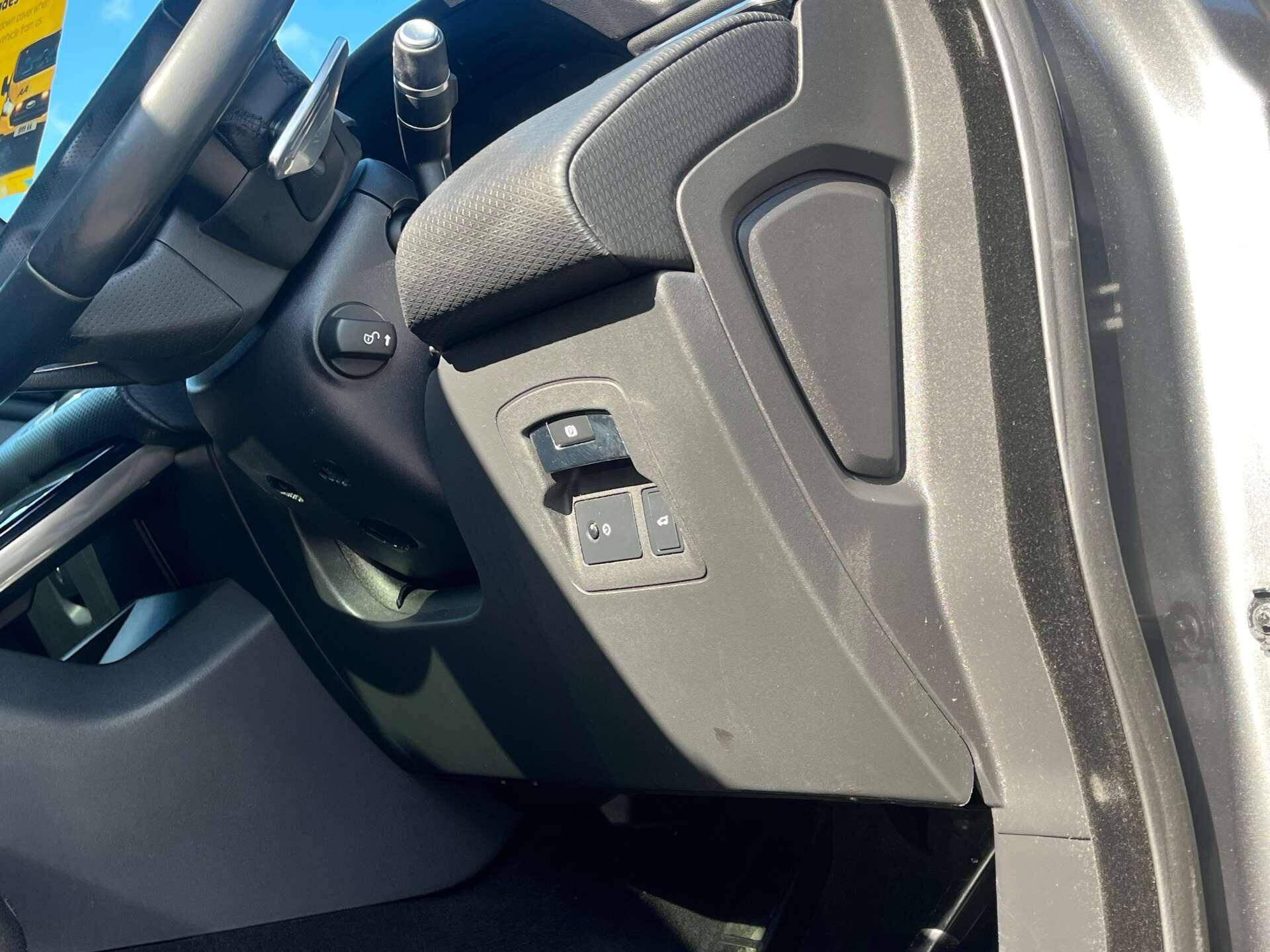 Land Rover Range Rover Velar view 35