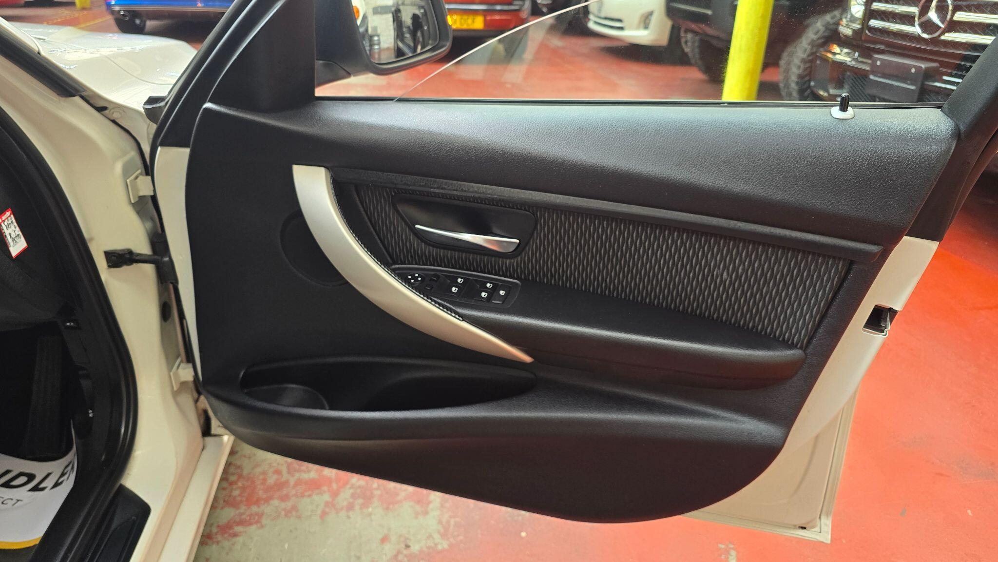 BMW 3 Series view 22