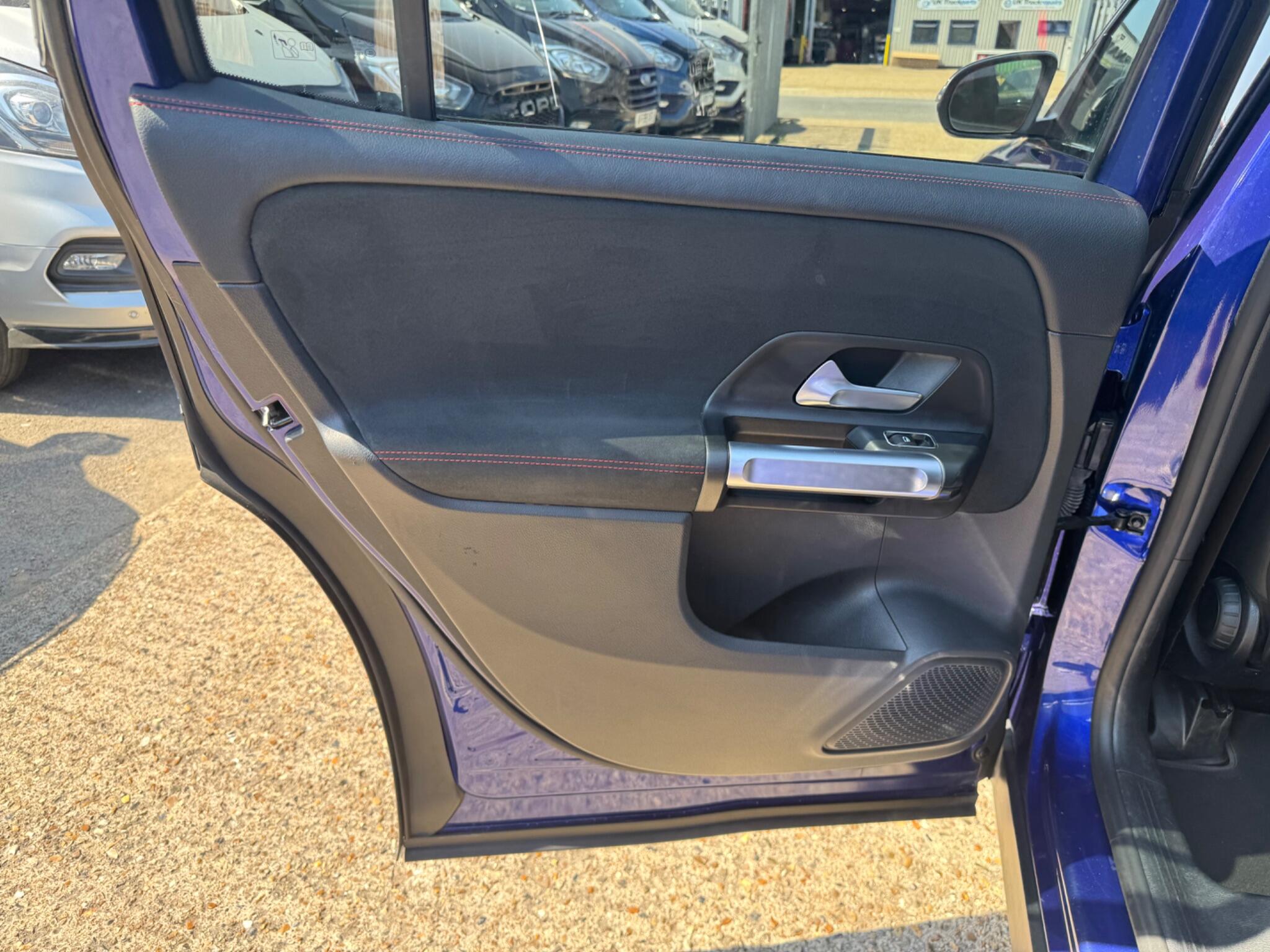 Mercedes-Benz GLB view 34