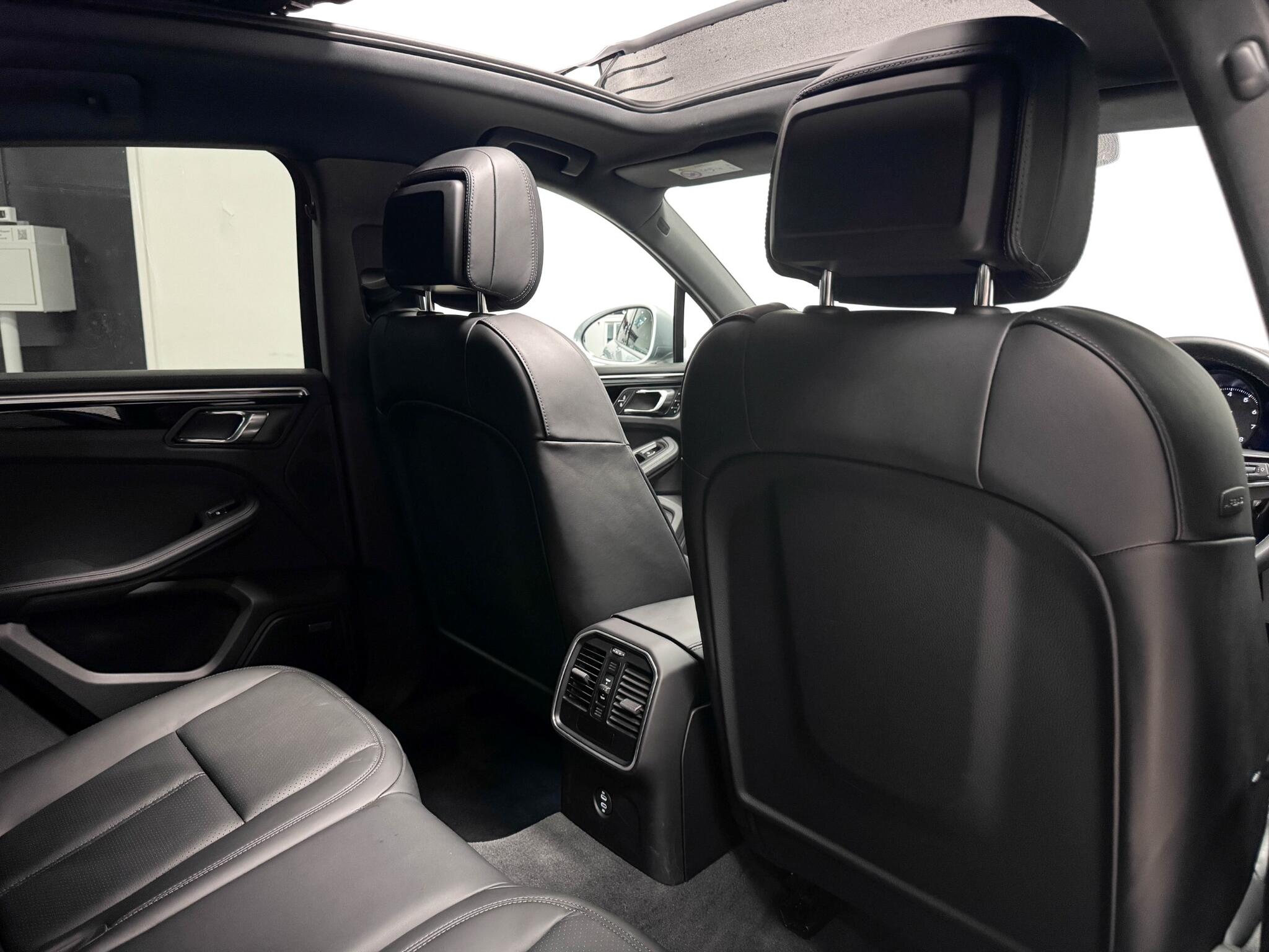 Porsche Macan view 19
