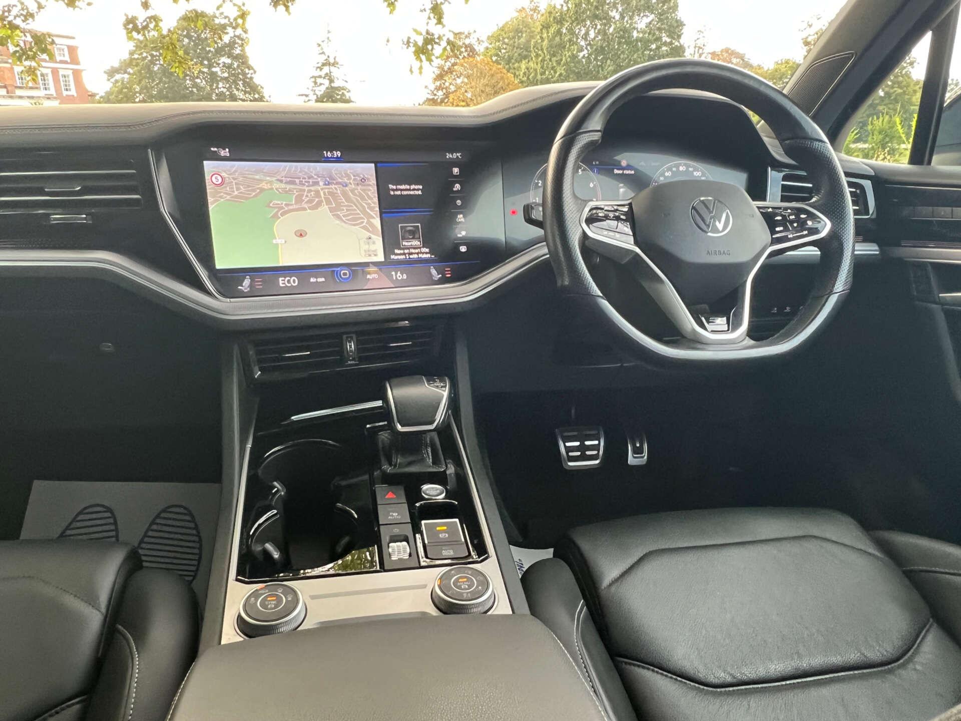 Volkswagen Touareg view 4
