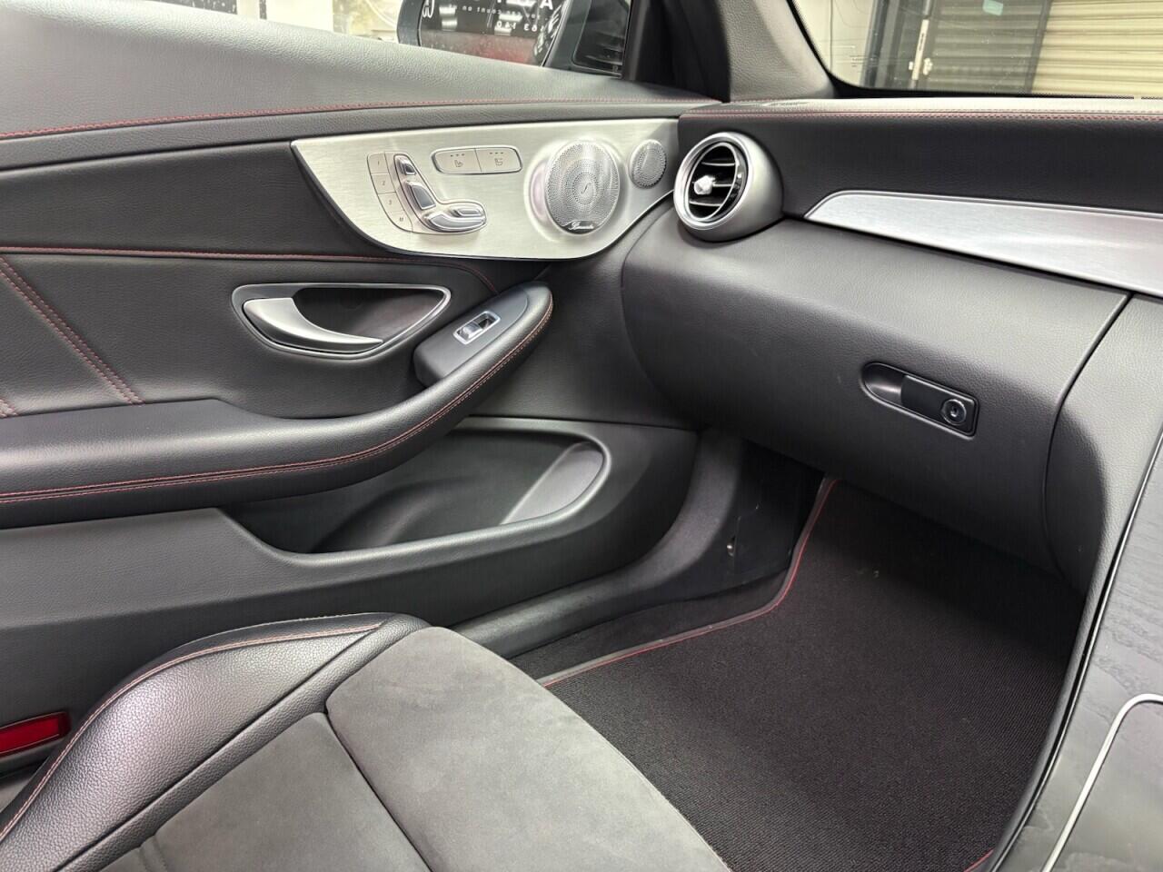 Mercedes-Benz C-Class view 36