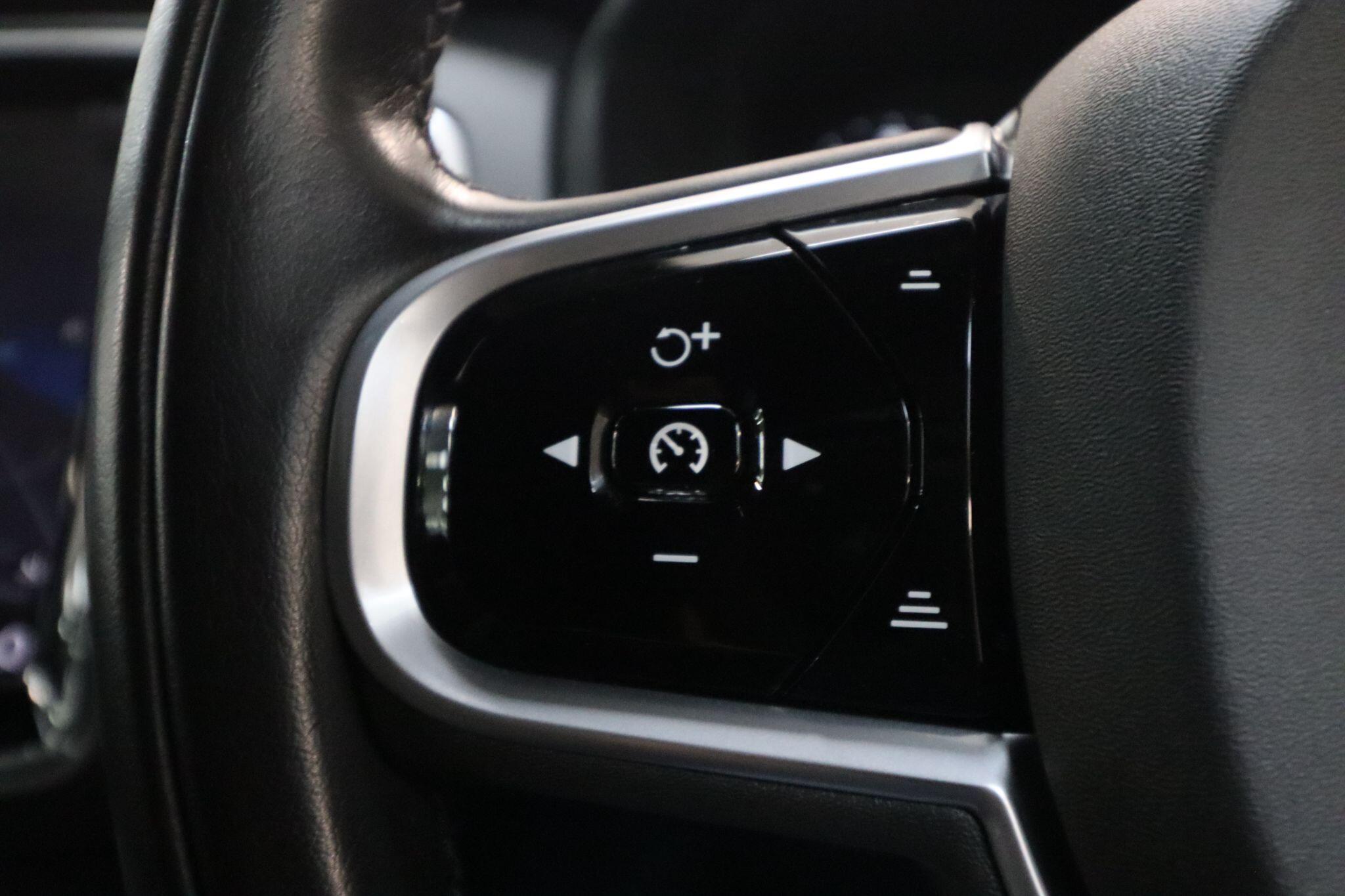 Volvo XC90 view 42