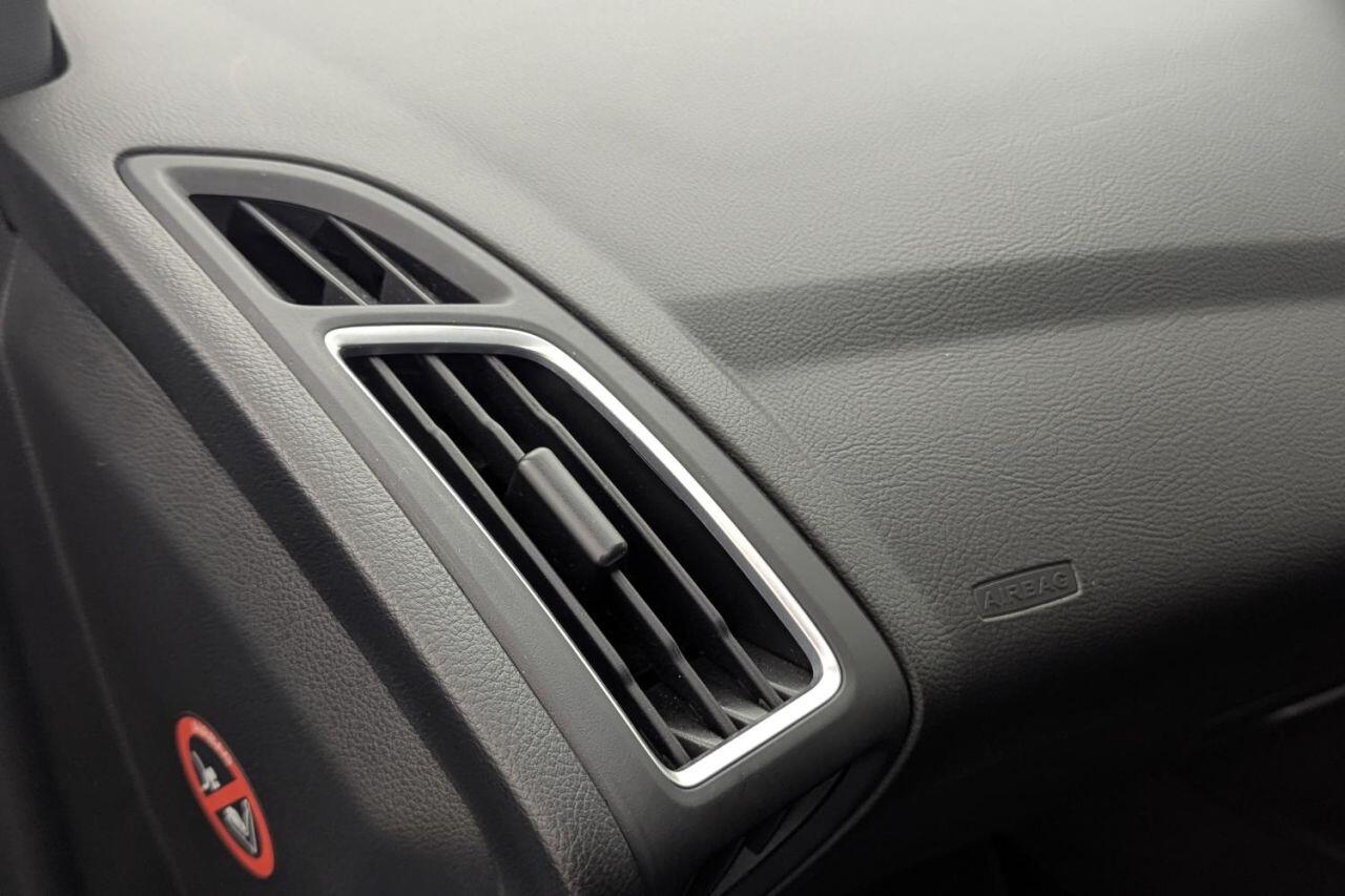 Ford Focus view 23