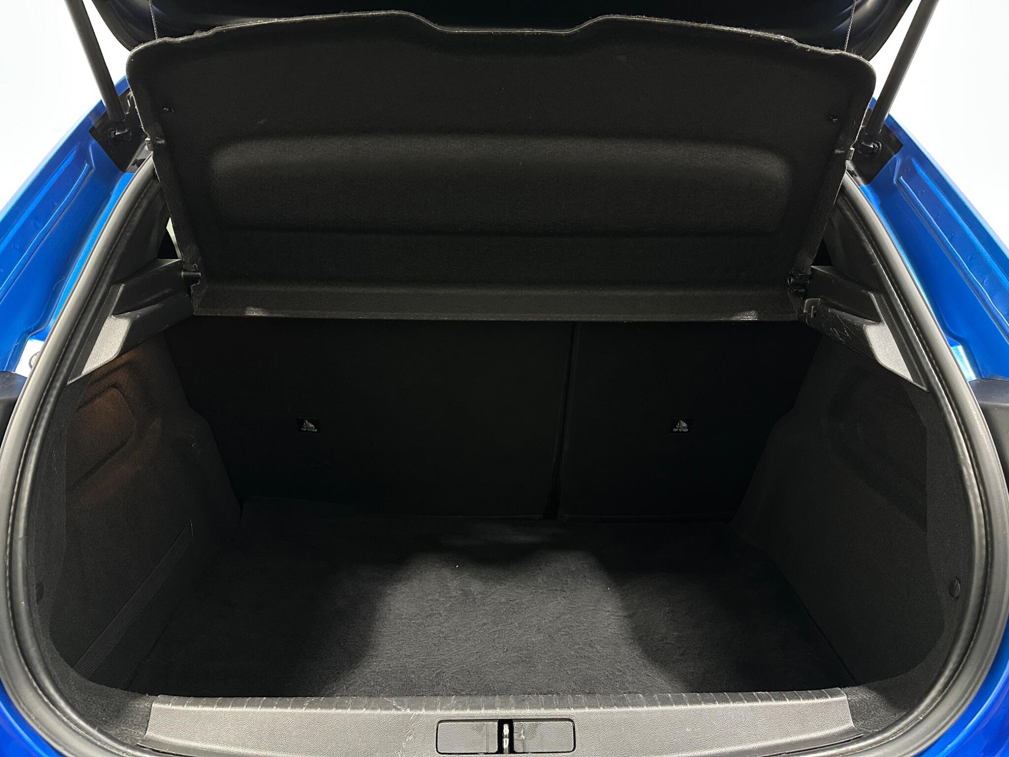 Peugeot 208 view 45